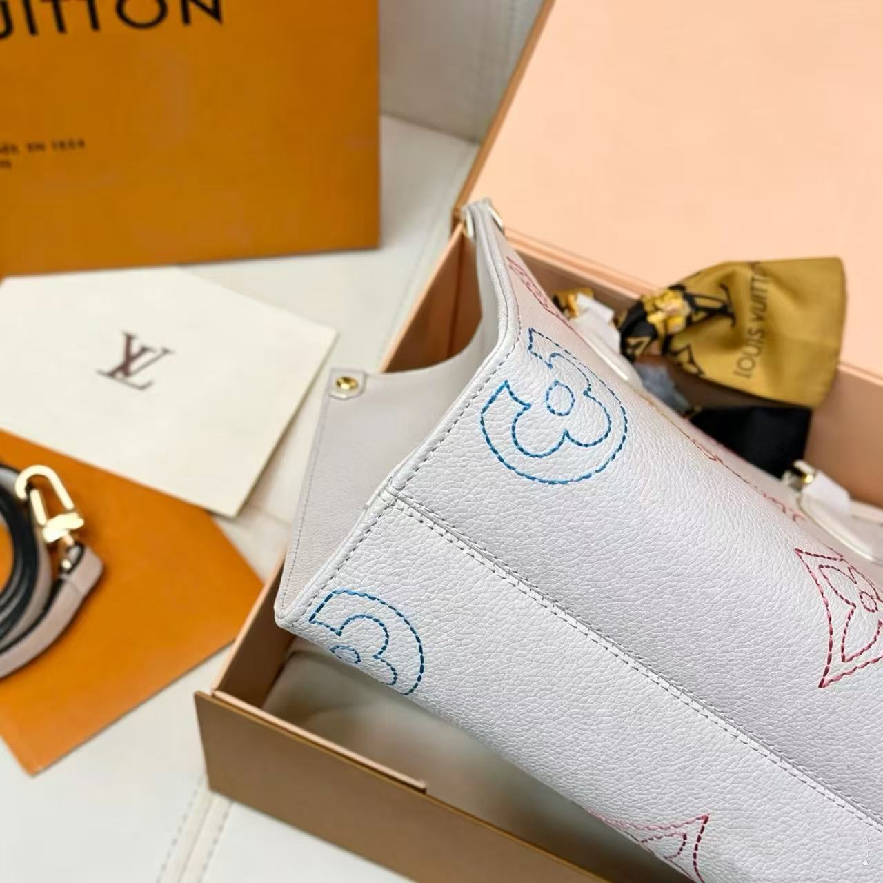LV onthegoトートバッグ【50％割引+送料無料】
