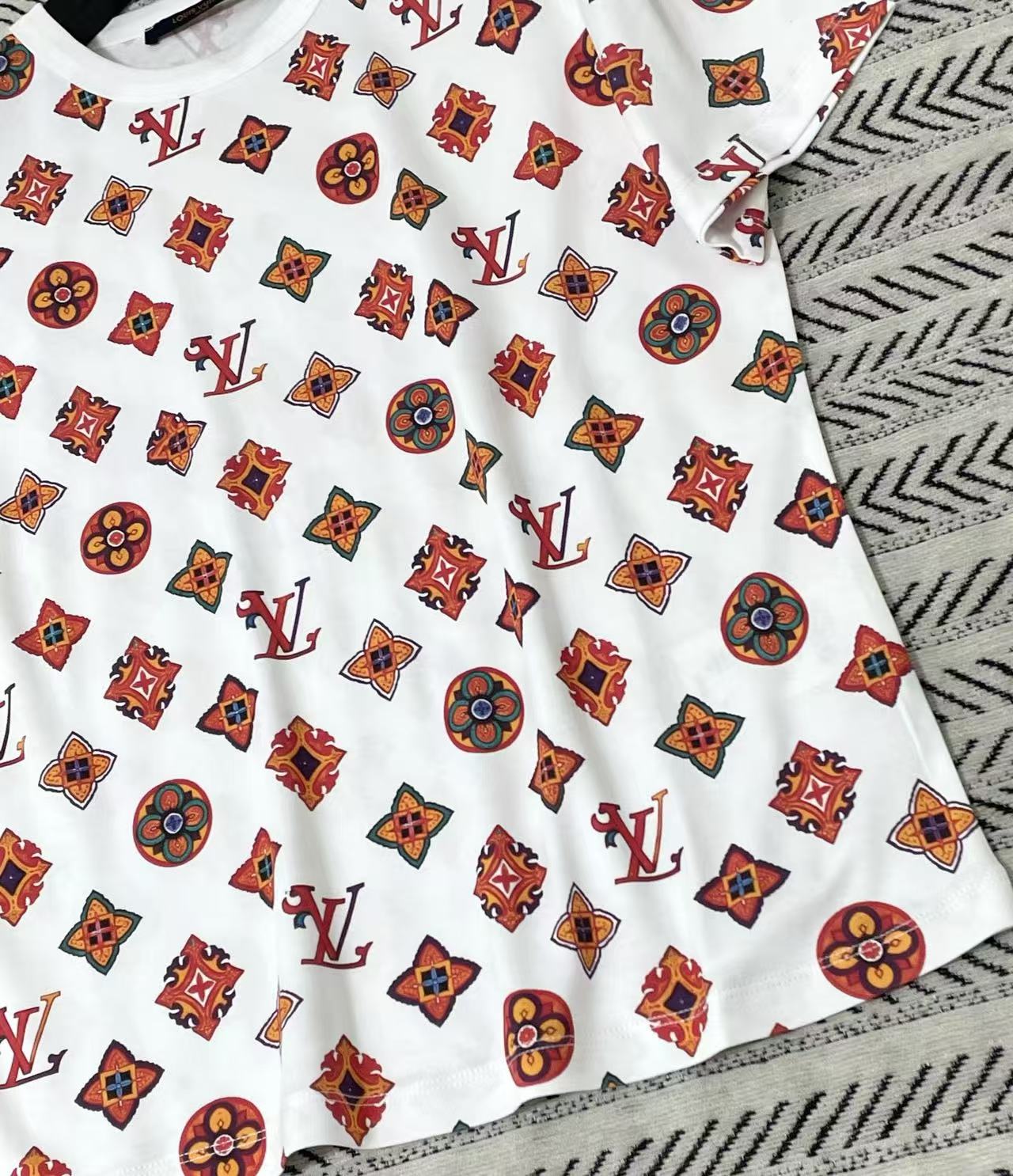 LV クローバー柄Tシャツ【50％割引+送料無料】