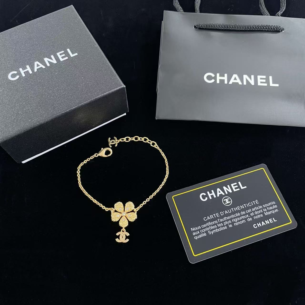 CHANEL ダブルC・ダイヤモンド・フラワーブレスレット【50％割引+送料無料】