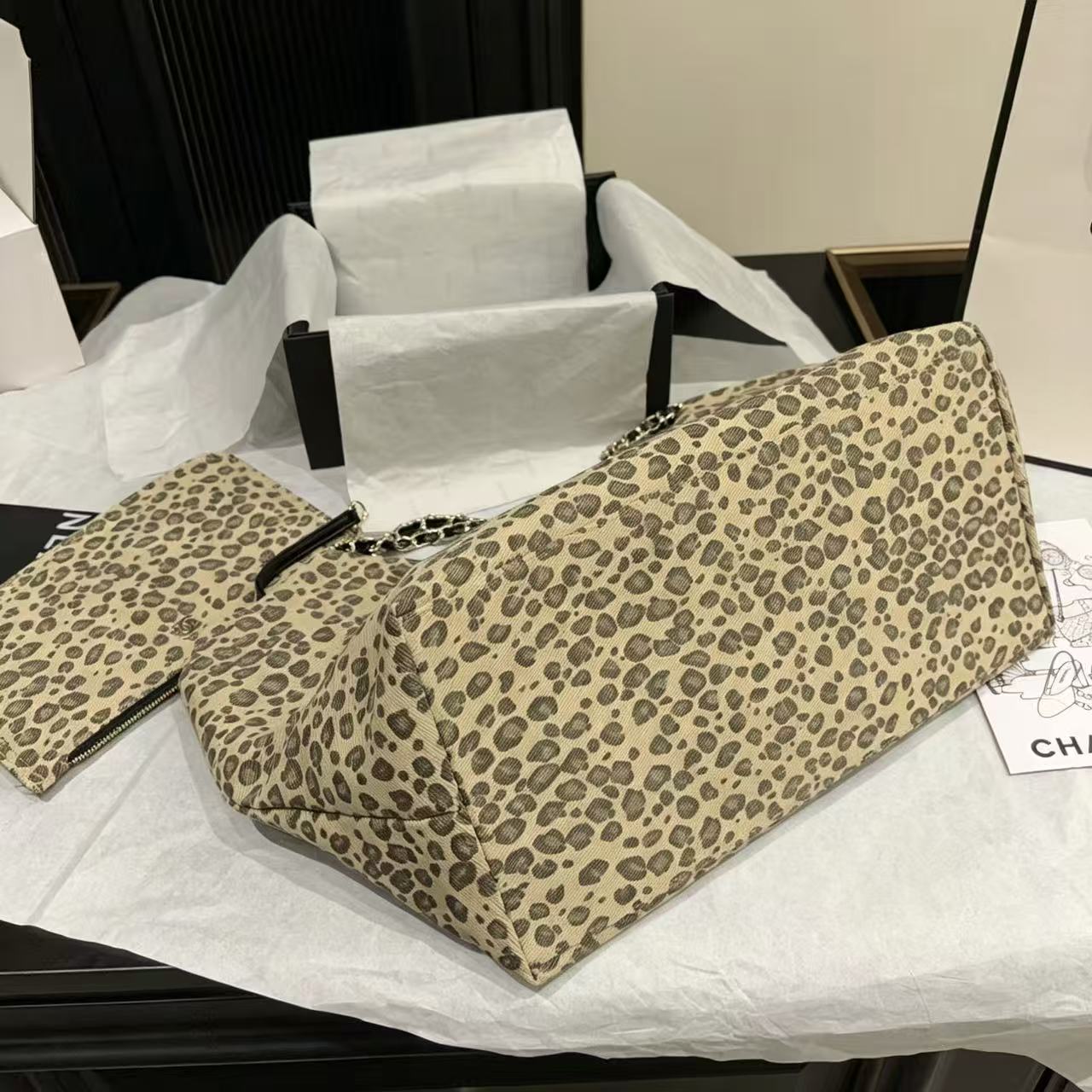 CHANEL ダブルC レオパード柄 ショッピングバッグ【50％割引+送料無料】
