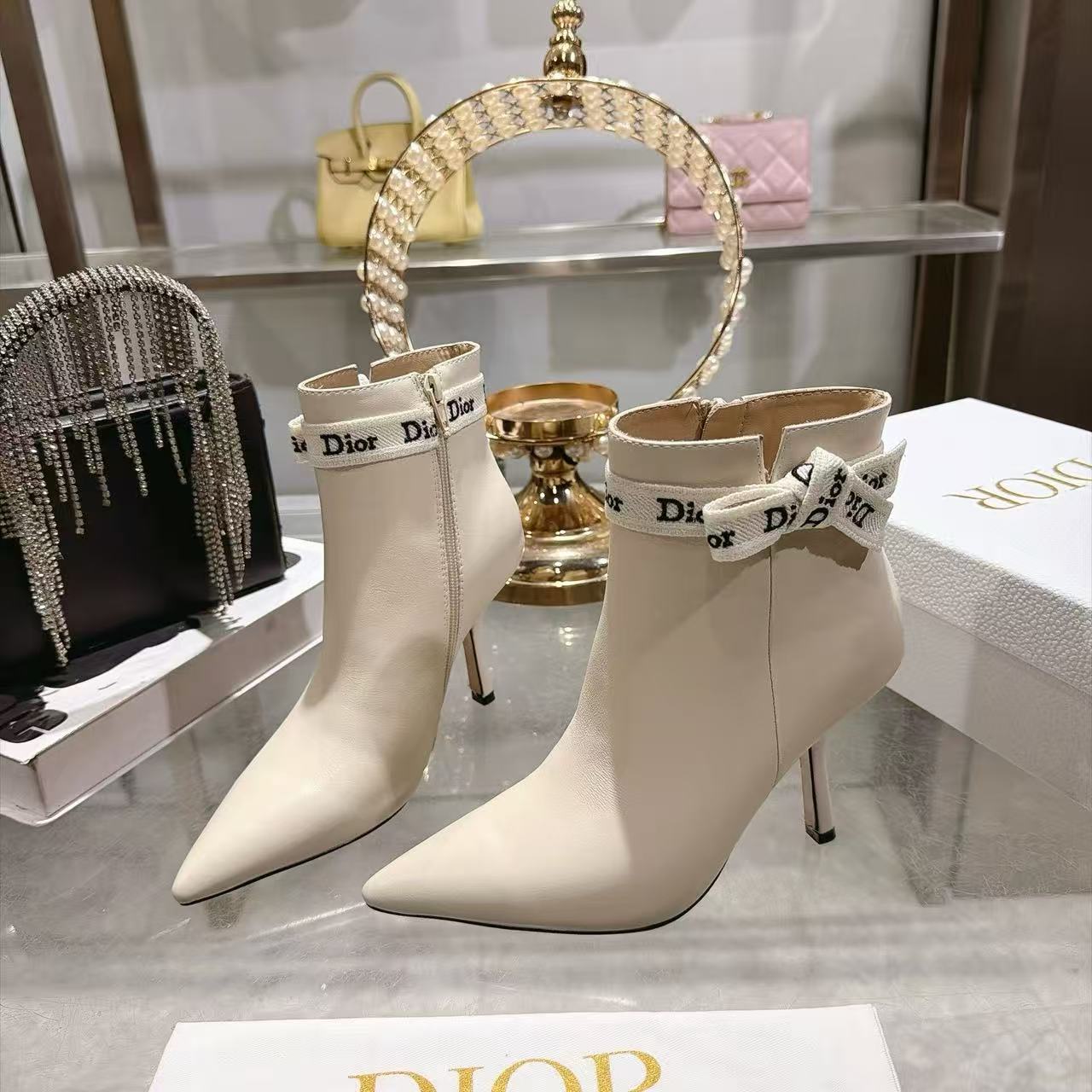 DIOR 高品質CDロゴ・ポインテッドトゥ・カーフレザーショートブーツ【50％割引+送料無料】