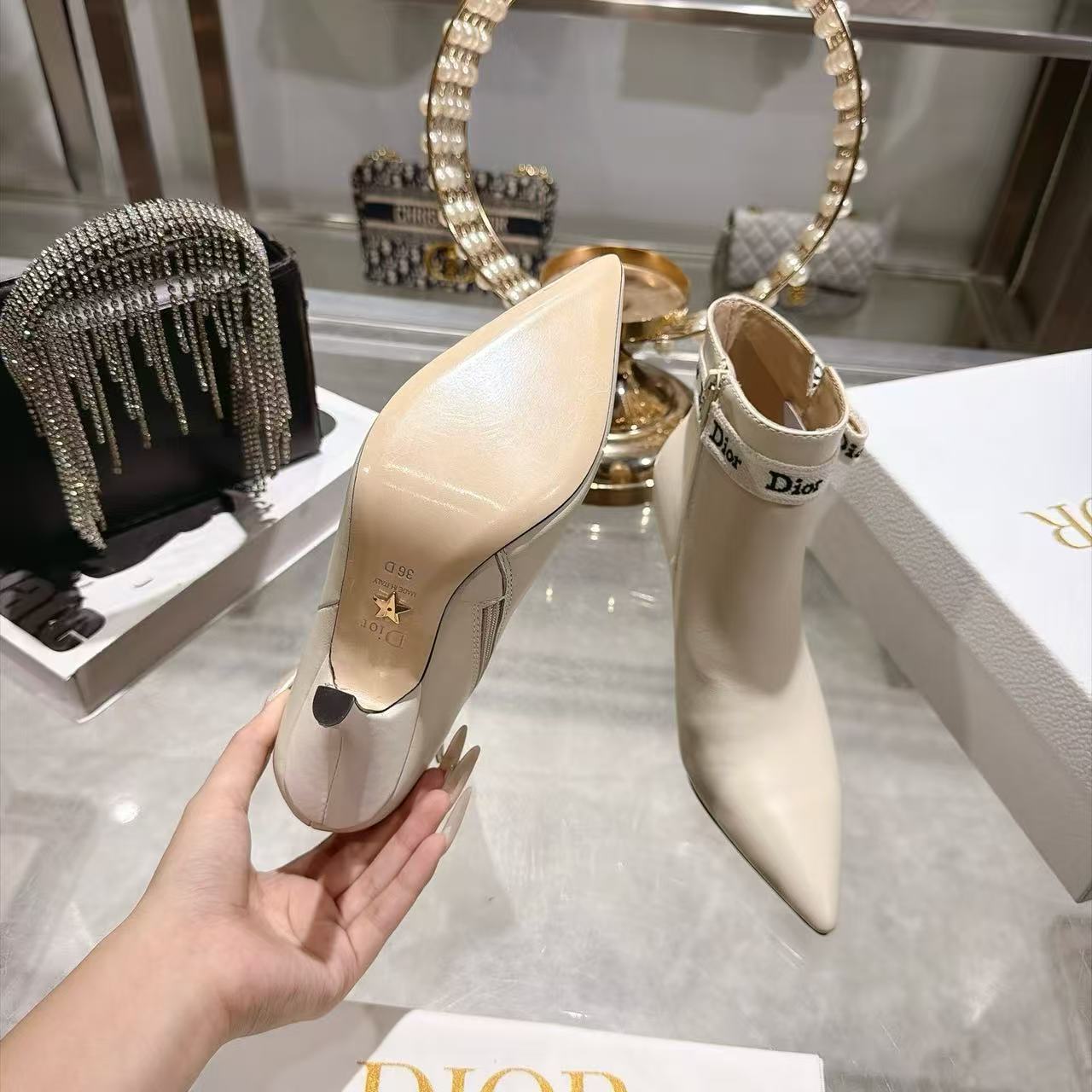 DIOR 高品質CDロゴ・ポインテッドトゥ・カーフレザーショートブーツ【50％割引+送料無料】