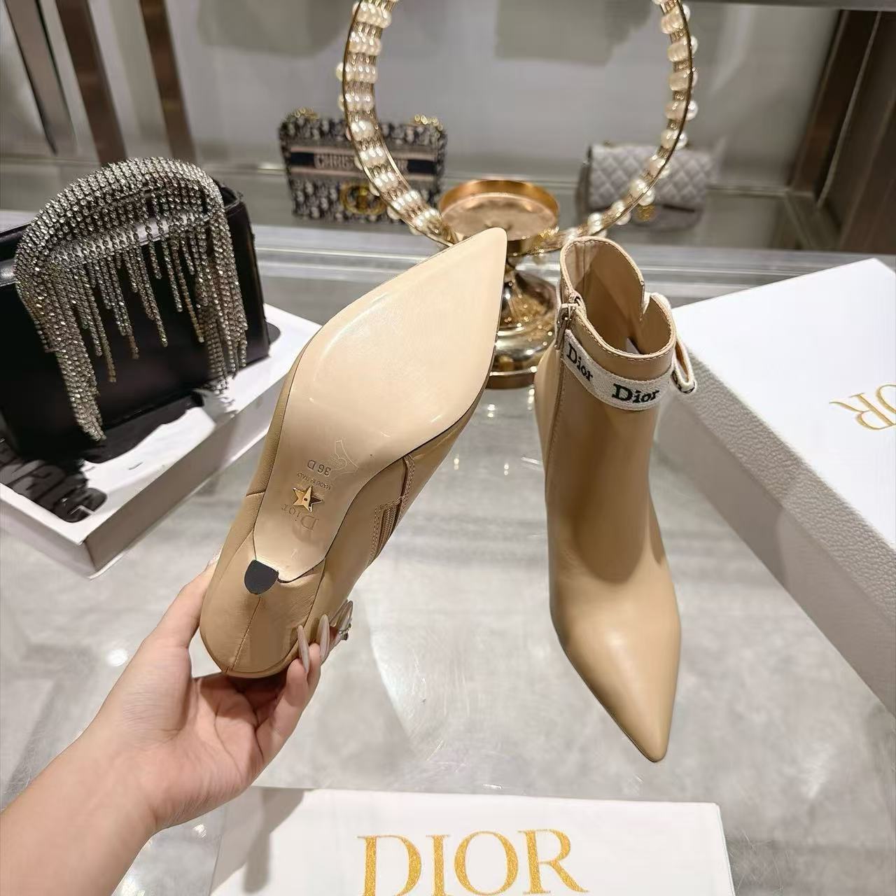 DIOR 高品質CDロゴ・ポインテッドトゥ・カーフレザーショートブーツ【50％割引+送料無料】