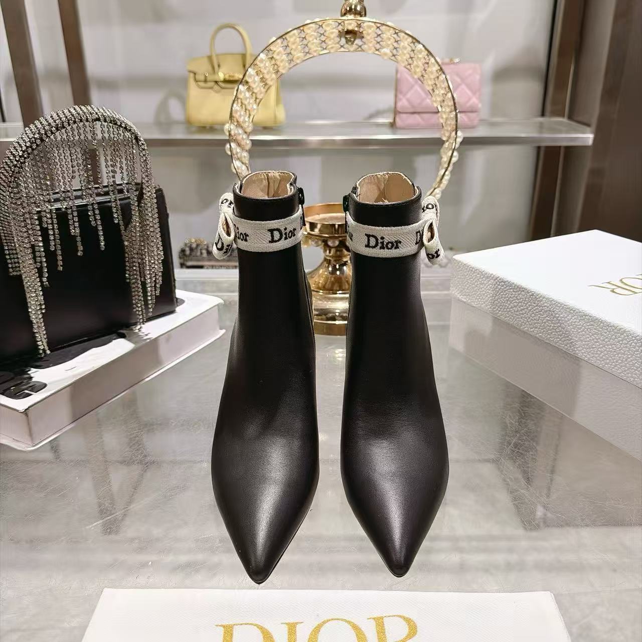 DIOR 高品質CDロゴ・ポインテッドトゥ・カーフレザーショートブーツ【50％割引+送料無料】