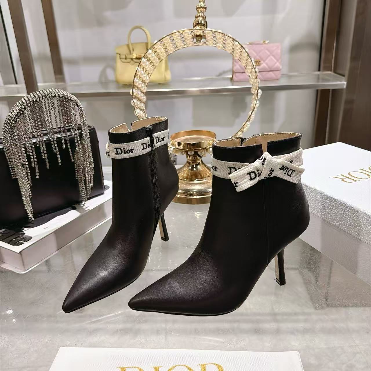 DIOR 高品質CDロゴ・ポインテッドトゥ・カーフレザーショートブーツ【50％割引+送料無料】