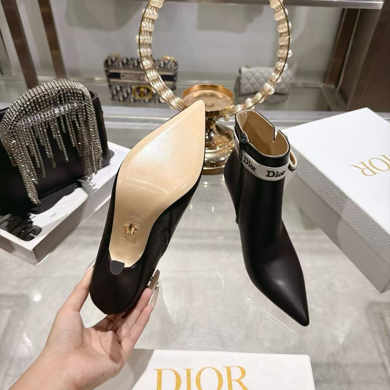 DIOR 高品質CDロゴ・ポインテッドトゥ・カーフレザーショートブーツ【50％割引+送料無料】