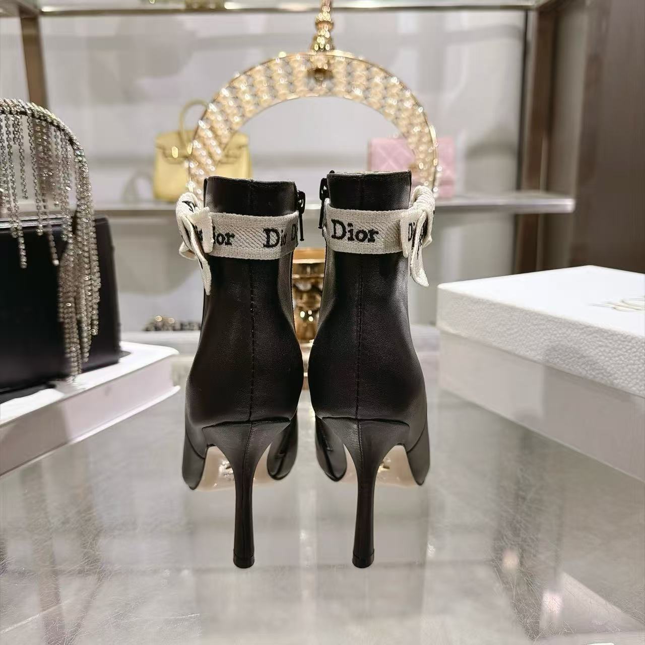 DIOR 高品質CDロゴ・ポインテッドトゥ・カーフレザーショートブーツ【50％割引+送料無料】