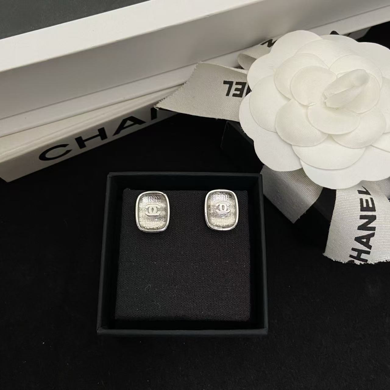 CHANE1 ダブルC シュガーキューブイヤリング【50％割引+送料無料】
