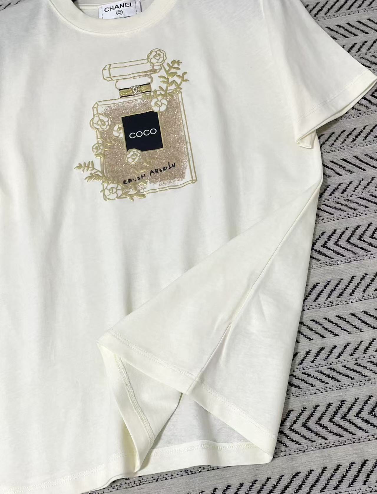 CHANE1 カメリア香水ボトルTシャツ【50％割引+送料無料】
