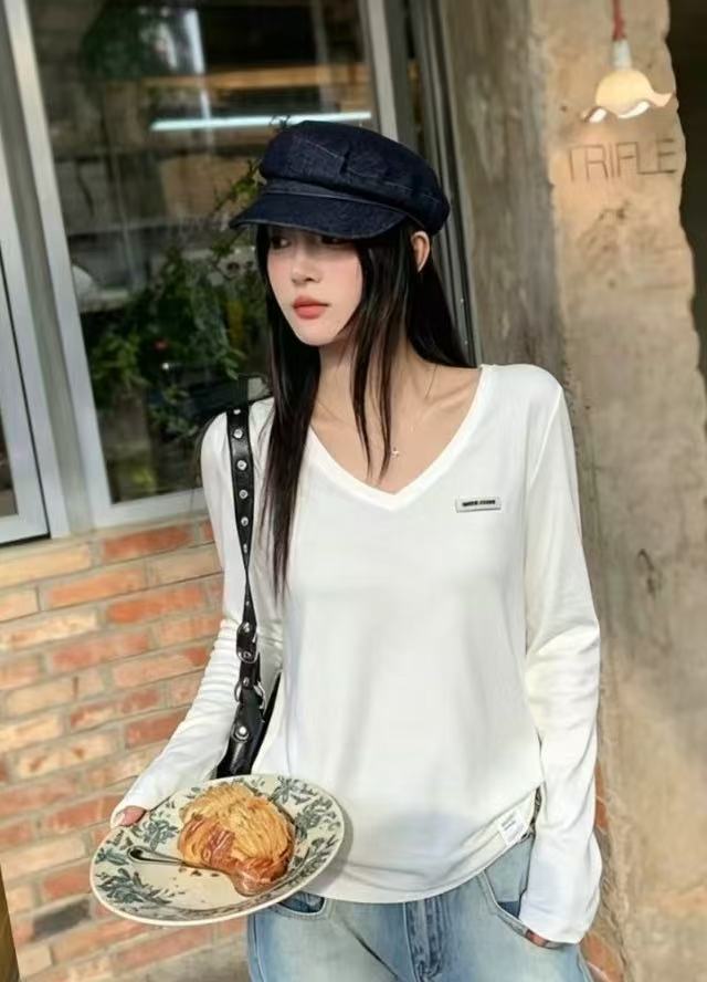 M1UM1U レター Vネック Tシャツ【50％割引+送料無料】