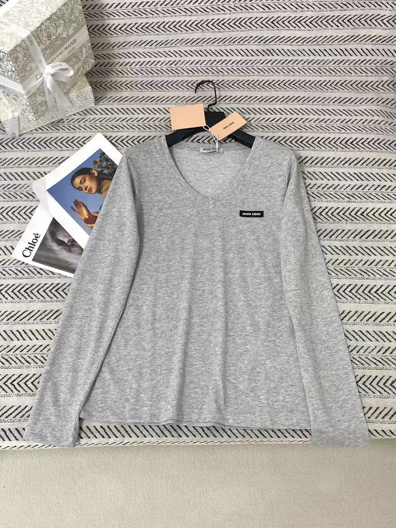 M1UM1U レター Vネック Tシャツ【50％割引+送料無料】