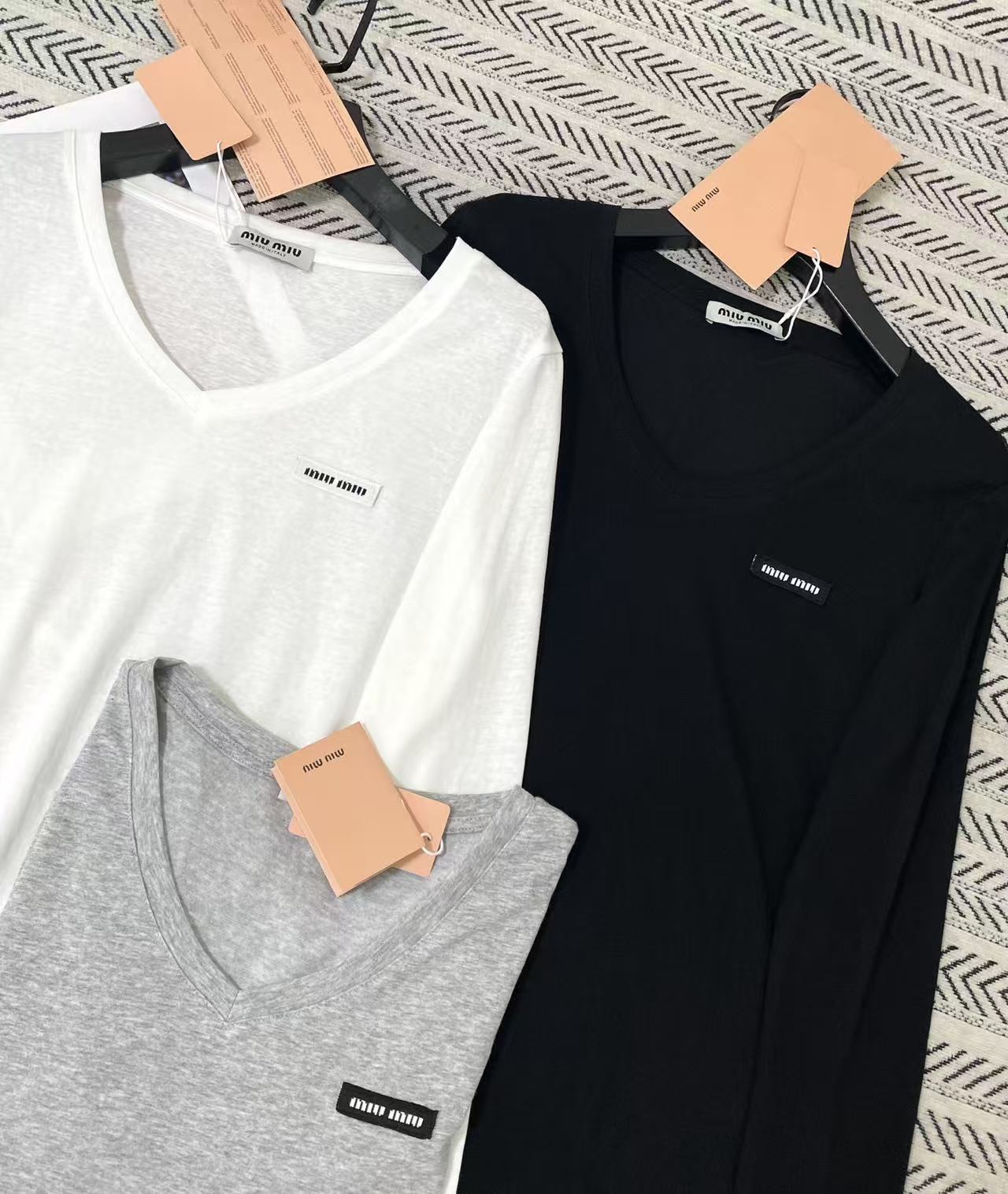M1UM1U レター Vネック Tシャツ【50％割引+送料無料】