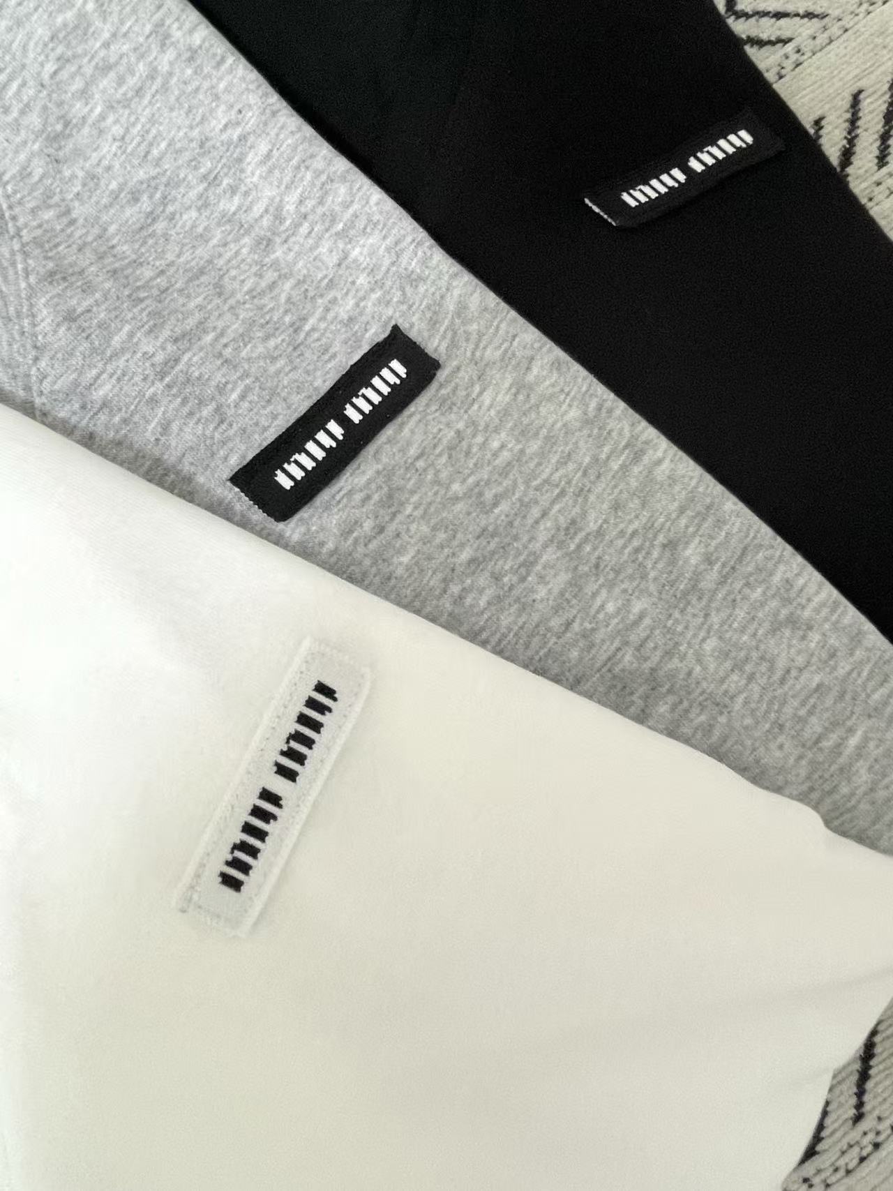 M1UM1U レター Vネック Tシャツ【50％割引+送料無料】