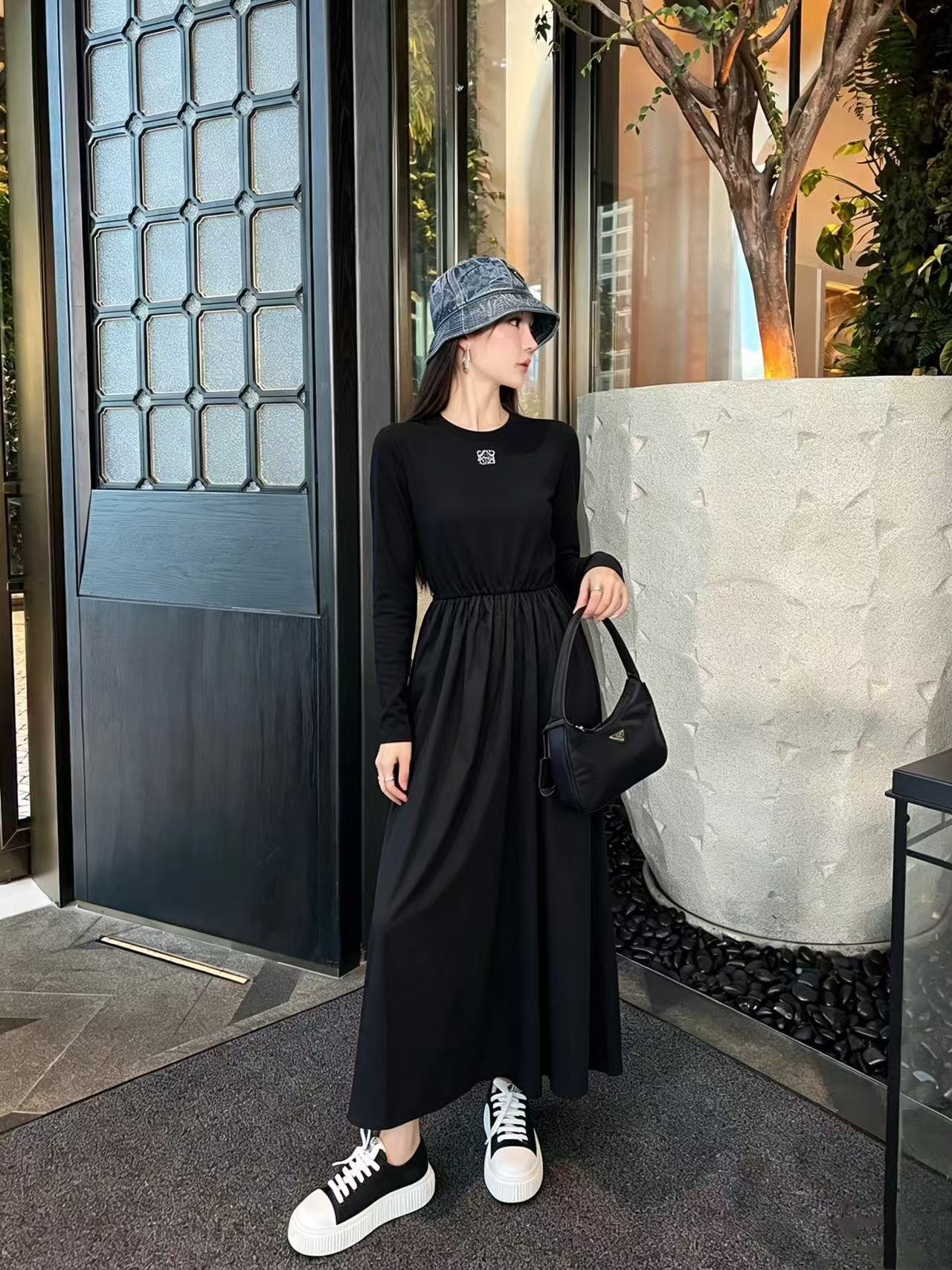 LOEWE シンプル刺繍ロゴワンピース【50％割引+送料無料】