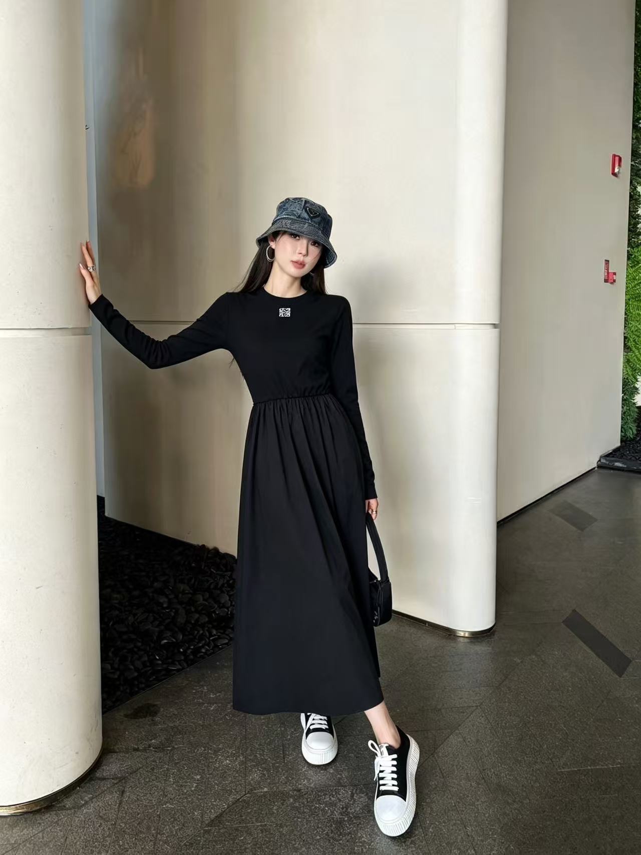 LOEWE シンプル刺繍ロゴワンピース【50％割引+送料無料】