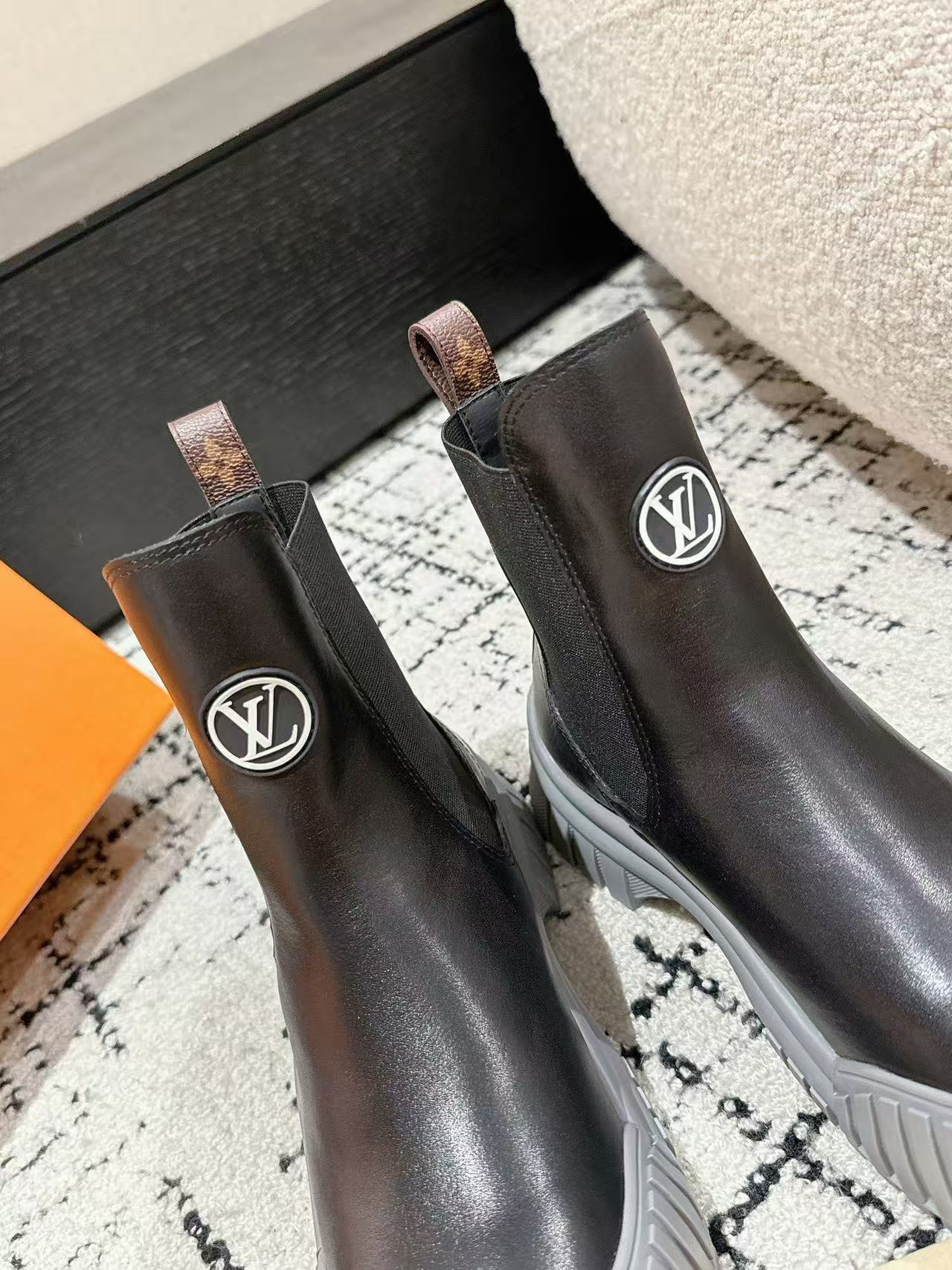 LV ハイクオリティ・シンプルロゴ入り牛革ショートブーツ【50％割引+送料無料】
