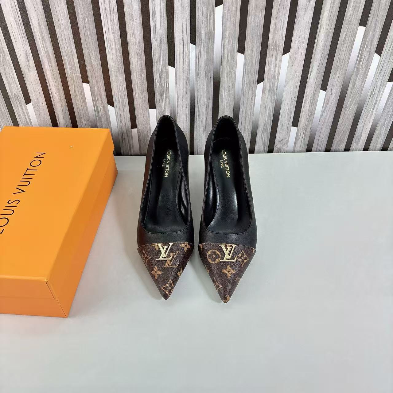 LV メタルロゴ ポインテッドトゥ ハイヒール【50％割引+送料無料】