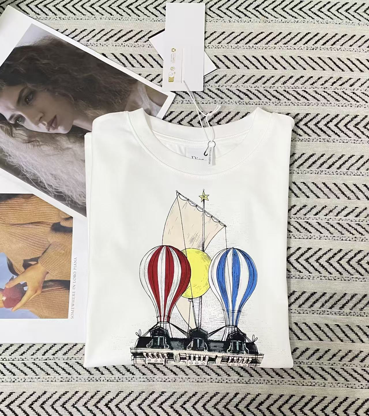 DI0R建物と熱気球のTシャツ【50％割引+送料無料】