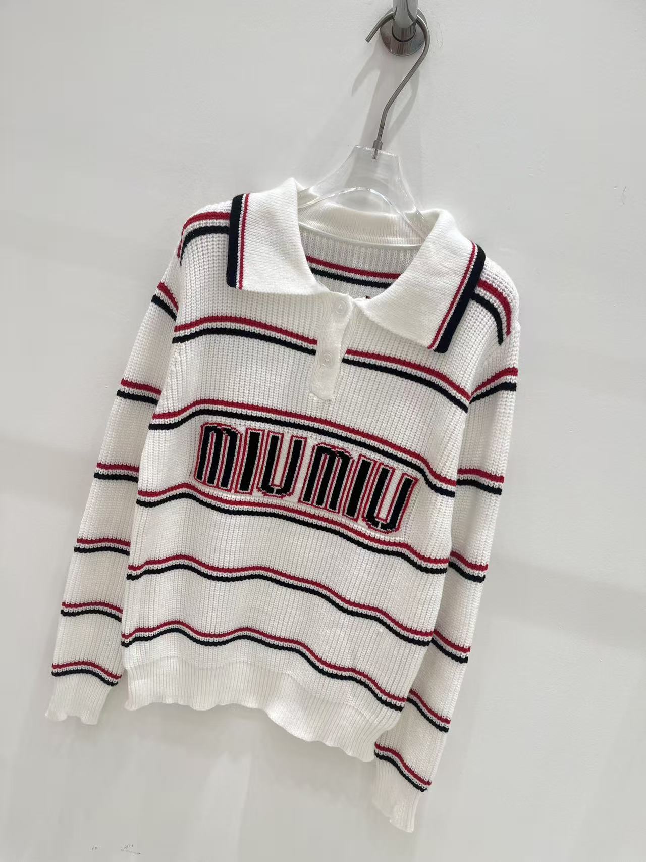 M1UM1U ストライプ刺繍入りレターセーター【50％割引+送料無料】