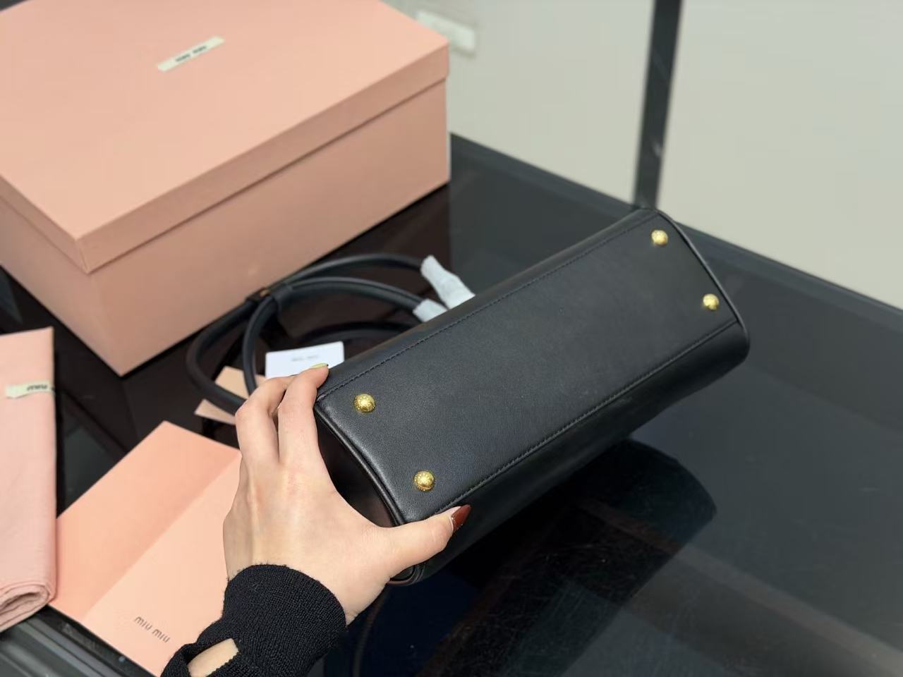 M1UM1U 牛革製ハーフムーン・シェルバッグ【50％割引+送料無料】