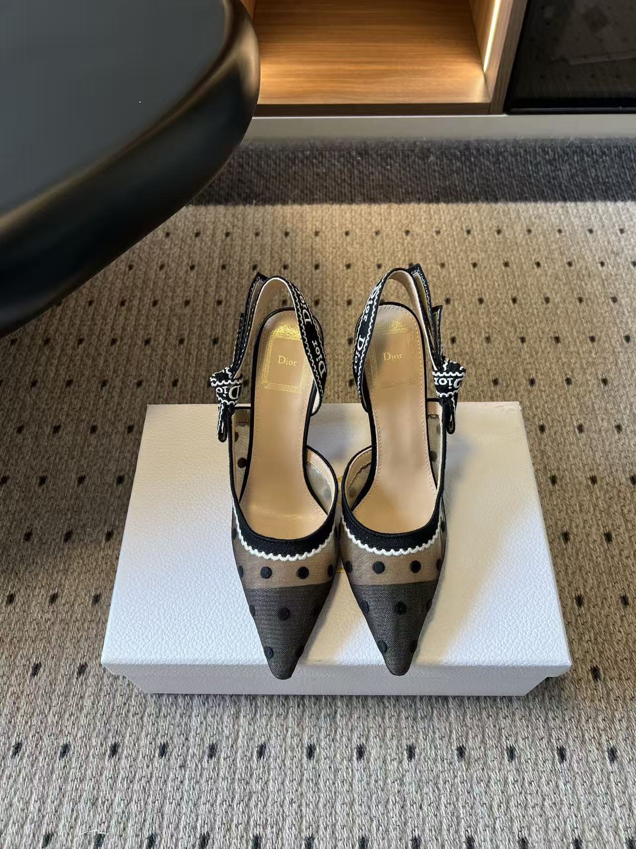 DIOR 高品質ポインテッドトゥ・ドット柄ハイヒール【50％割引+送料無料】