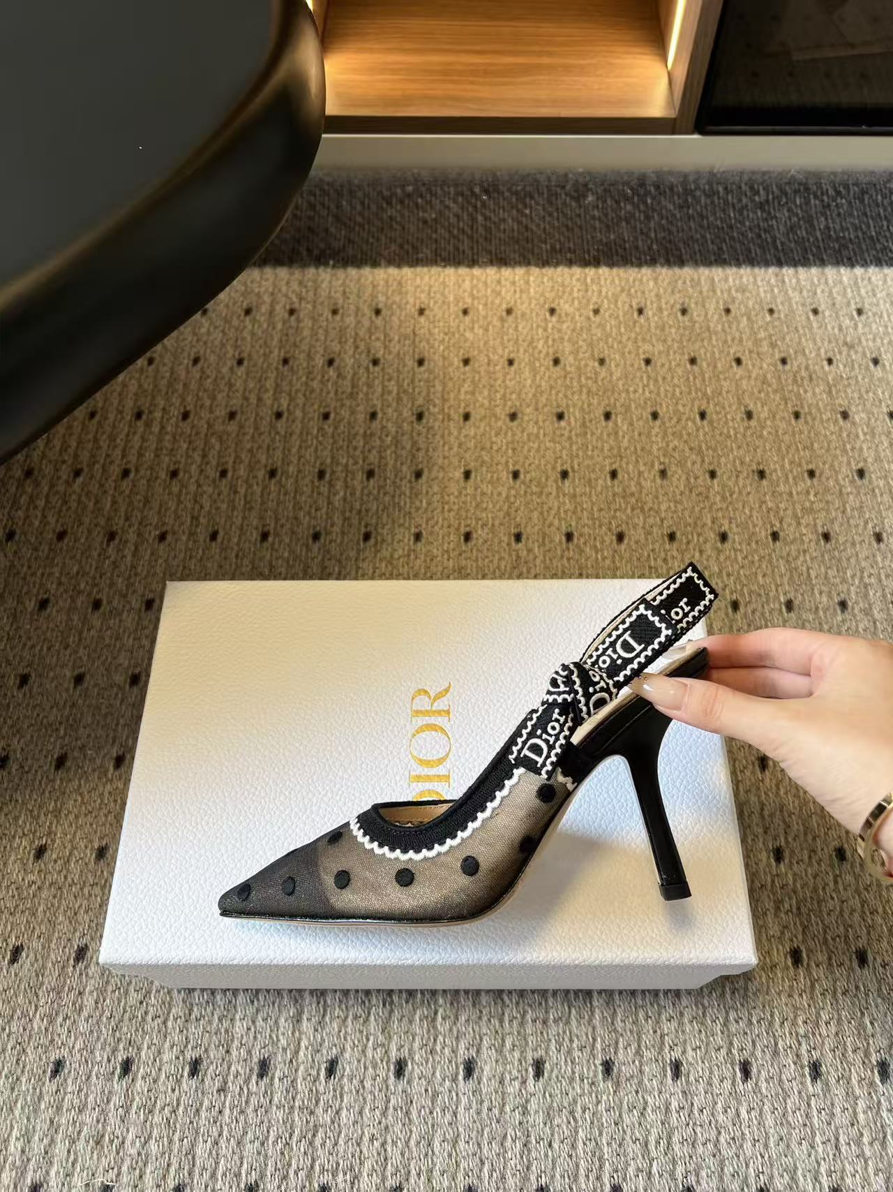 DIOR 高品質ポインテッドトゥ・ドット柄ハイヒール【50％割引+送料無料】