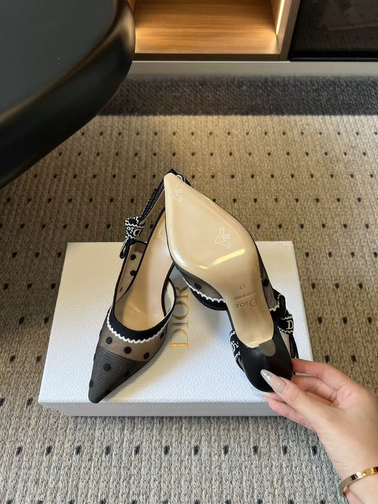 DIOR 高品質ポインテッドトゥ・ドット柄ハイヒール【50％割引+送料無料】