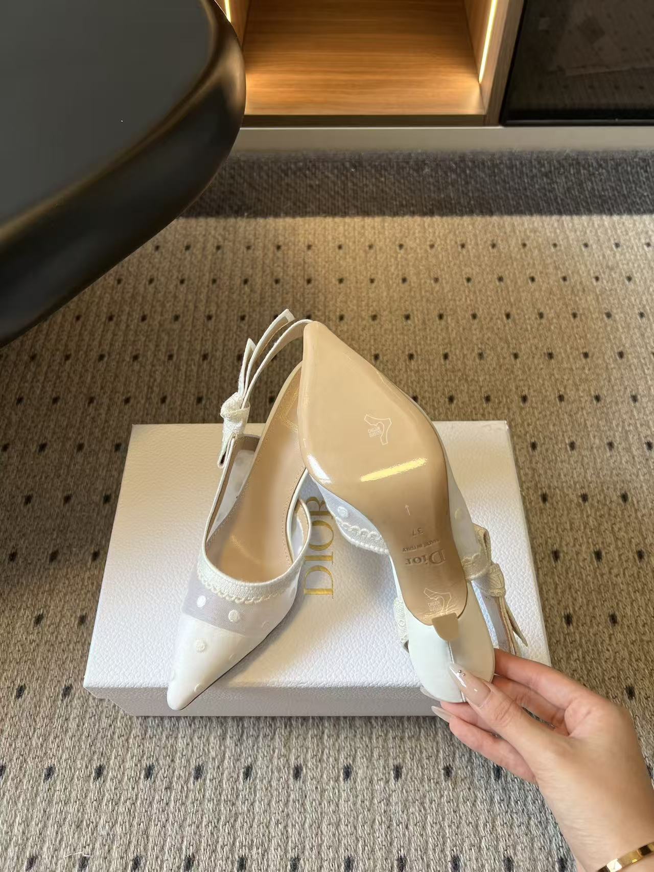 DIOR 高品質ポインテッドトゥ・ドット柄ハイヒール【50％割引+送料無料】