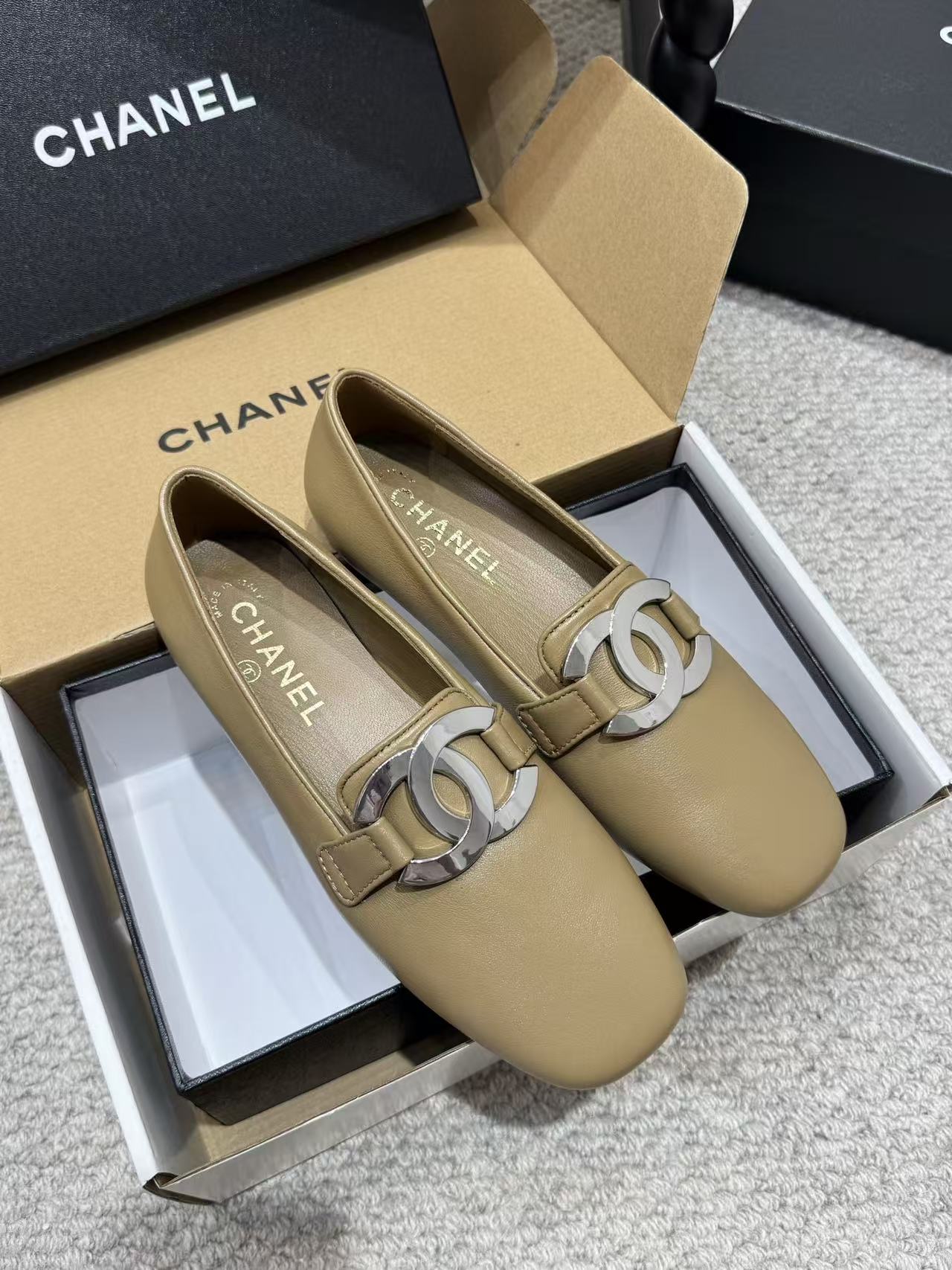 CHANEL ハイクオリティ・ダブルC 牛革フラットシューズ【50％割引+送料無料】