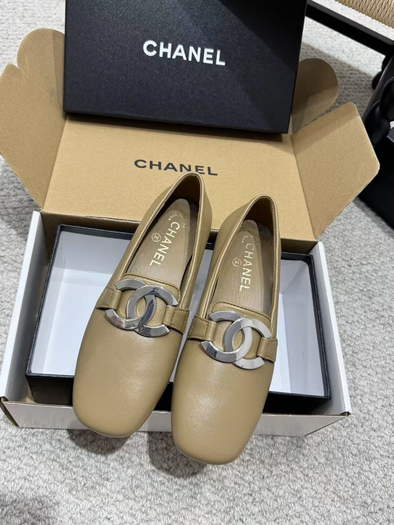 CHANEL ハイクオリティ・ダブルC 牛革フラットシューズ【50％割引+送料無料】