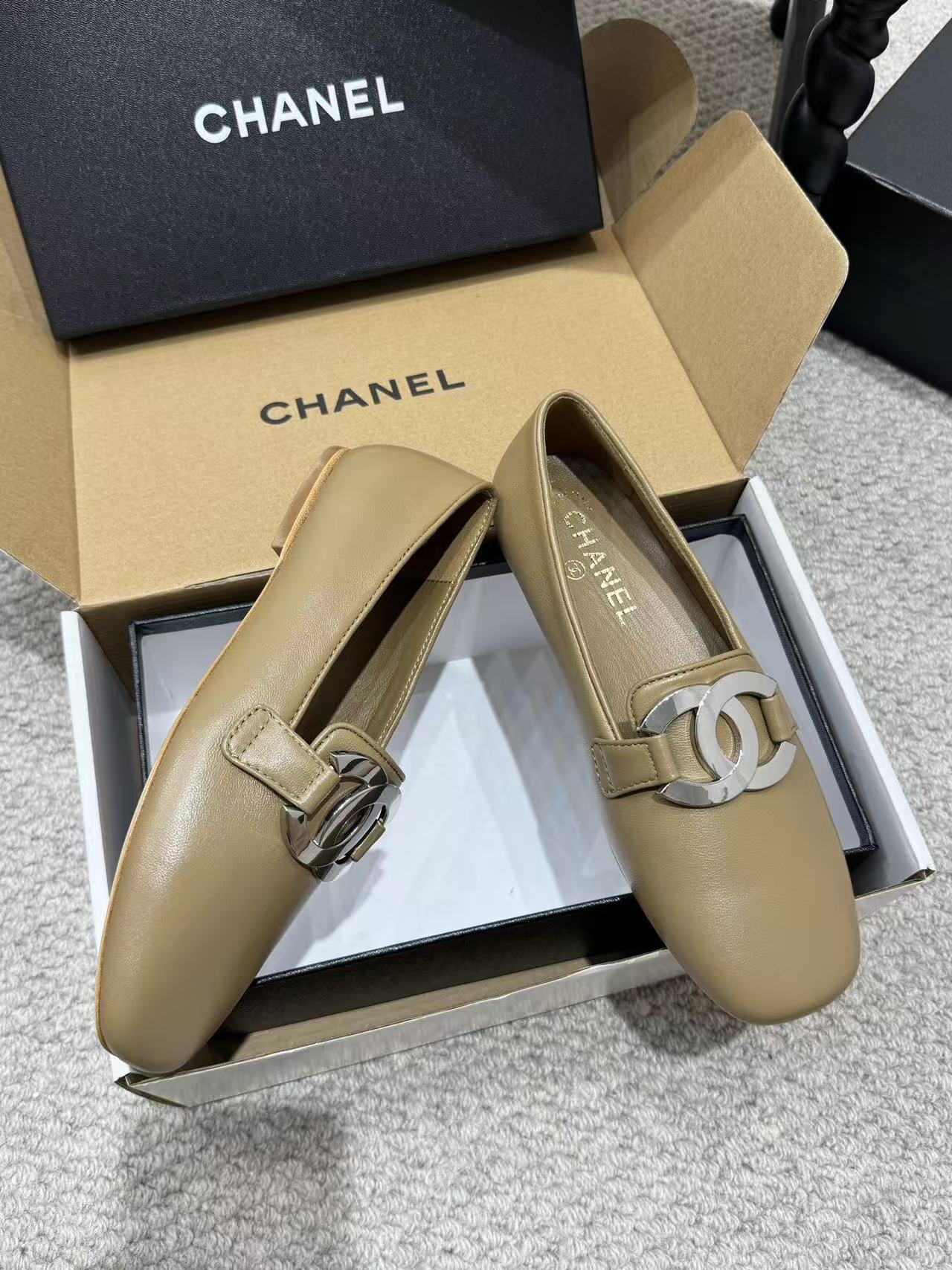 CHANEL ハイクオリティ・ダブルC 牛革フラットシューズ【50％割引+送料無料】