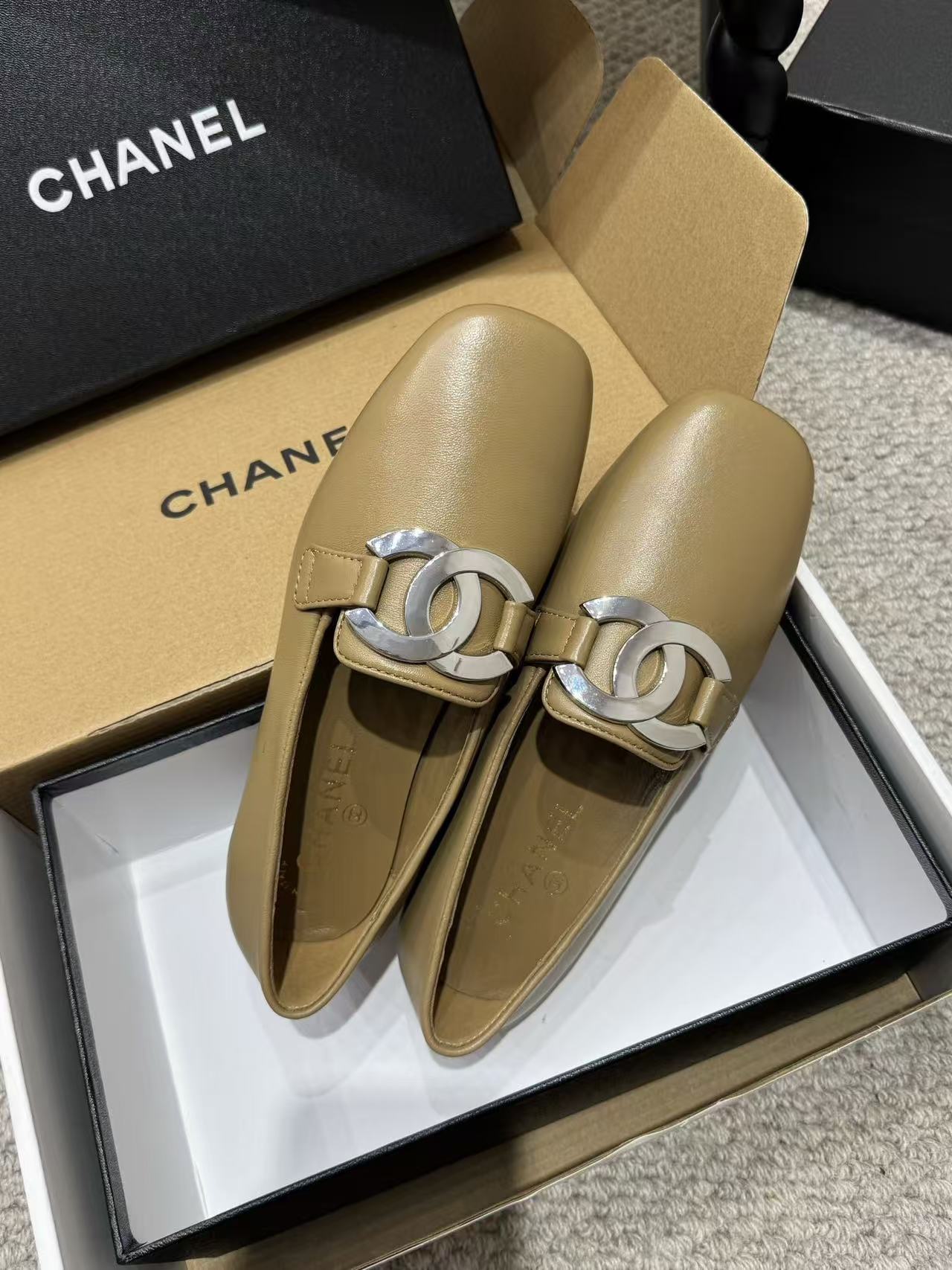 CHANEL ハイクオリティ・ダブルC 牛革フラットシューズ【50％割引+送料無料】