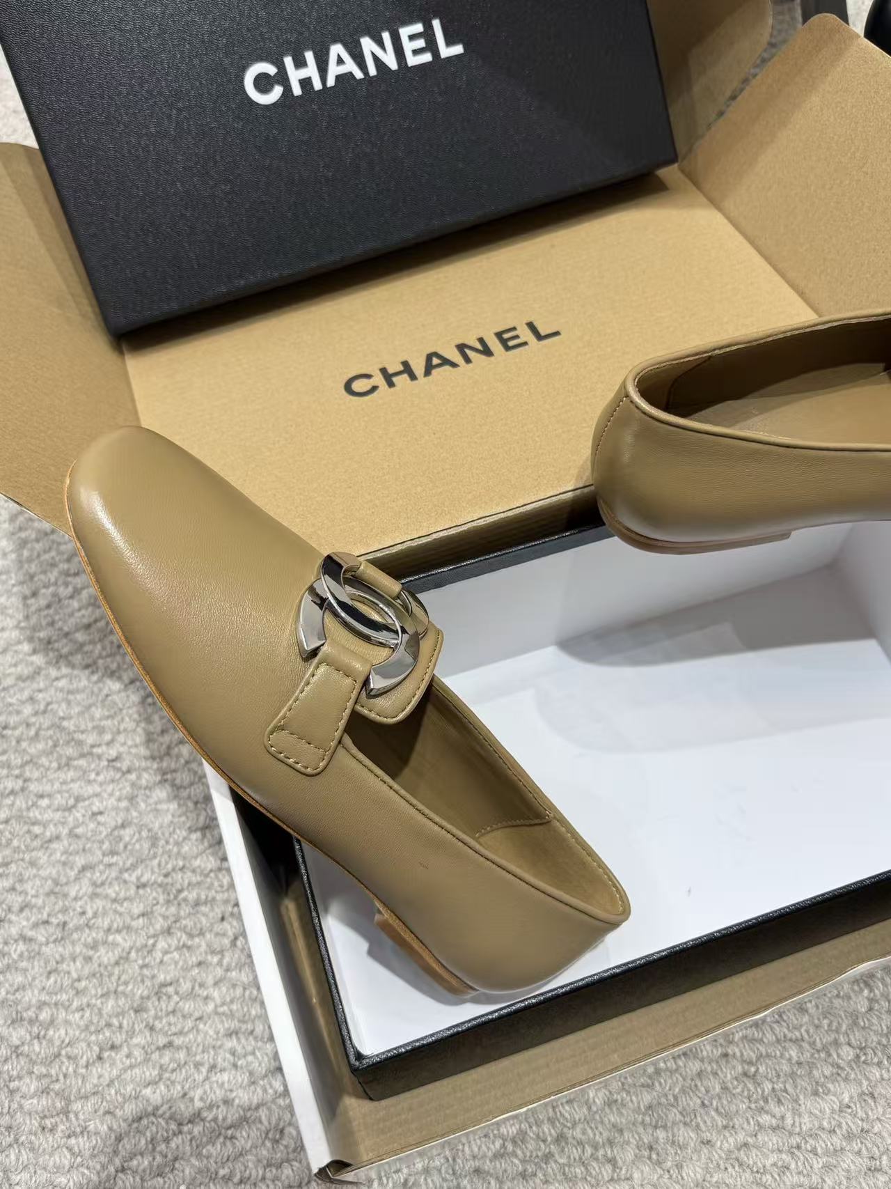 CHANEL ハイクオリティ・ダブルC 牛革フラットシューズ【50％割引+送料無料】