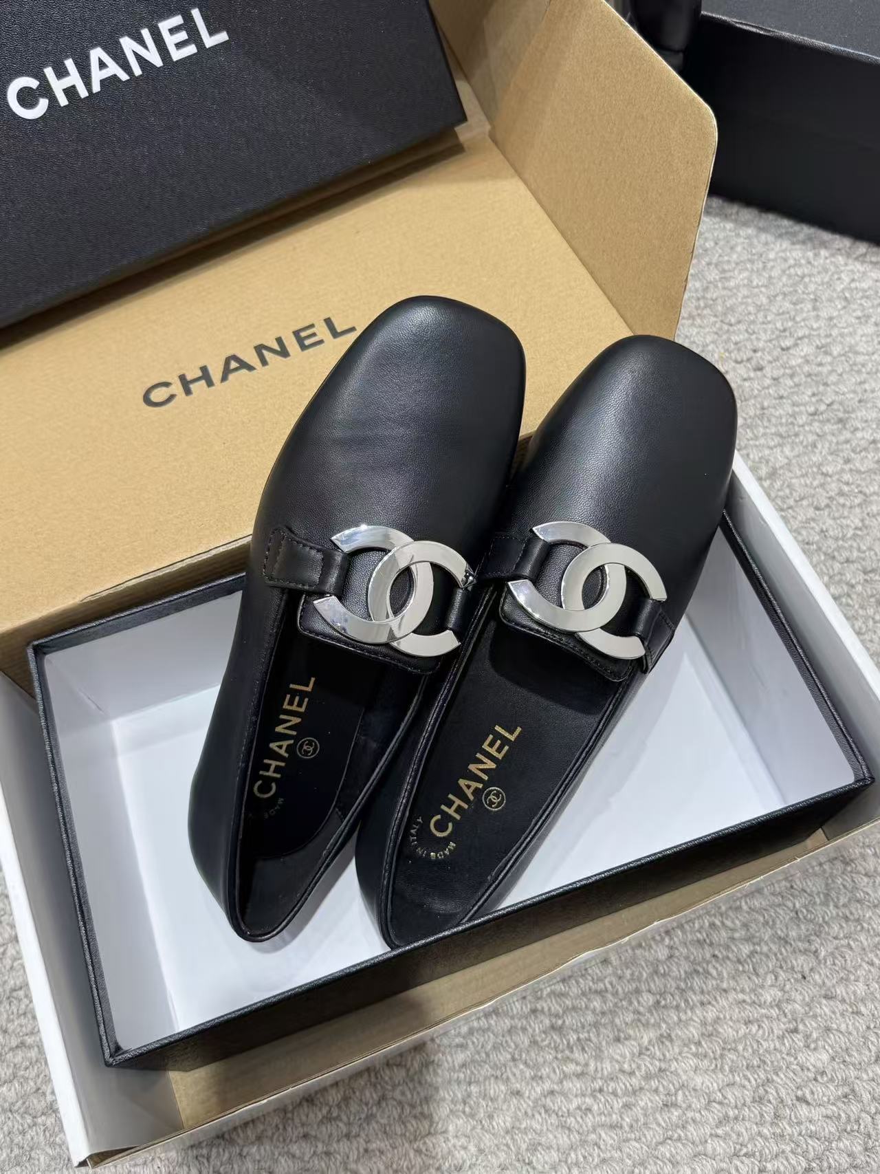 CHANEL ハイクオリティ・ダブルC 牛革フラットシューズ【50％割引+送料無料】