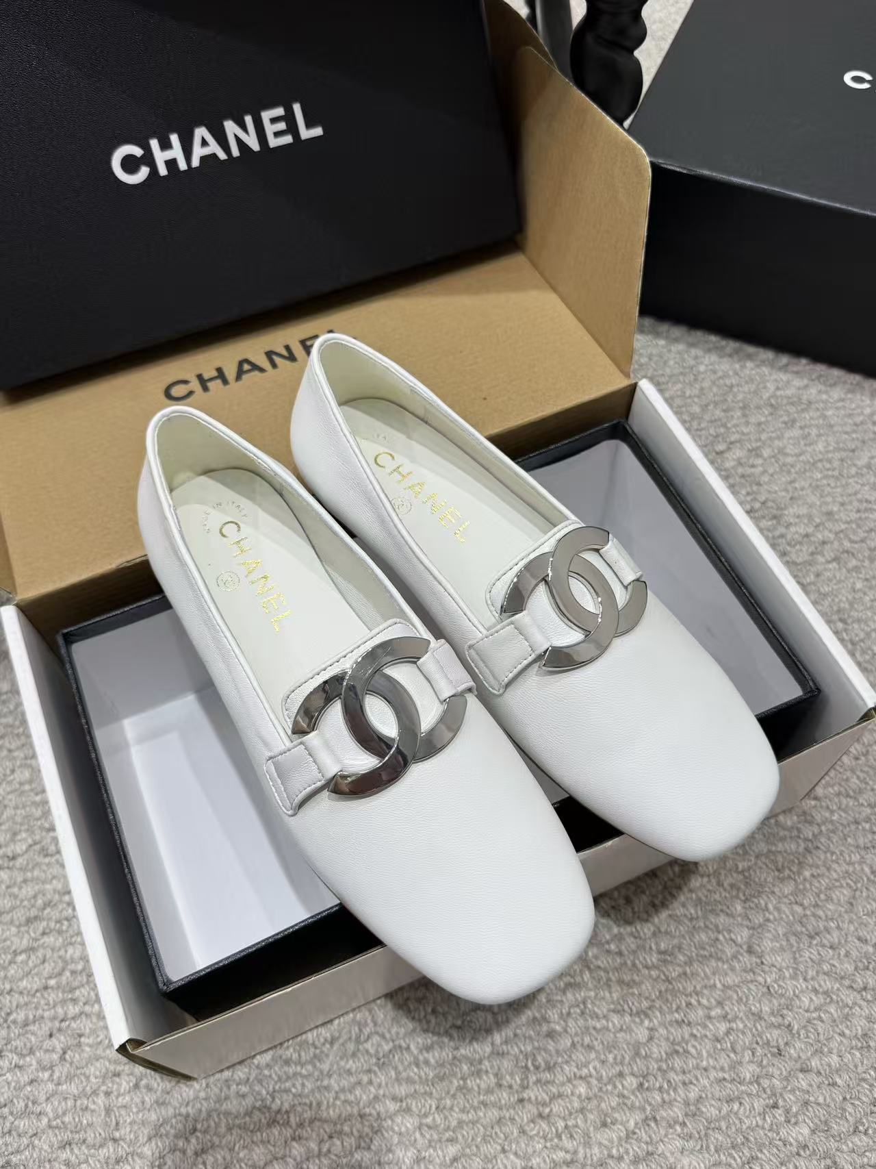 CHANEL ハイクオリティ・ダブルC 牛革フラットシューズ【50％割引+送料無料】