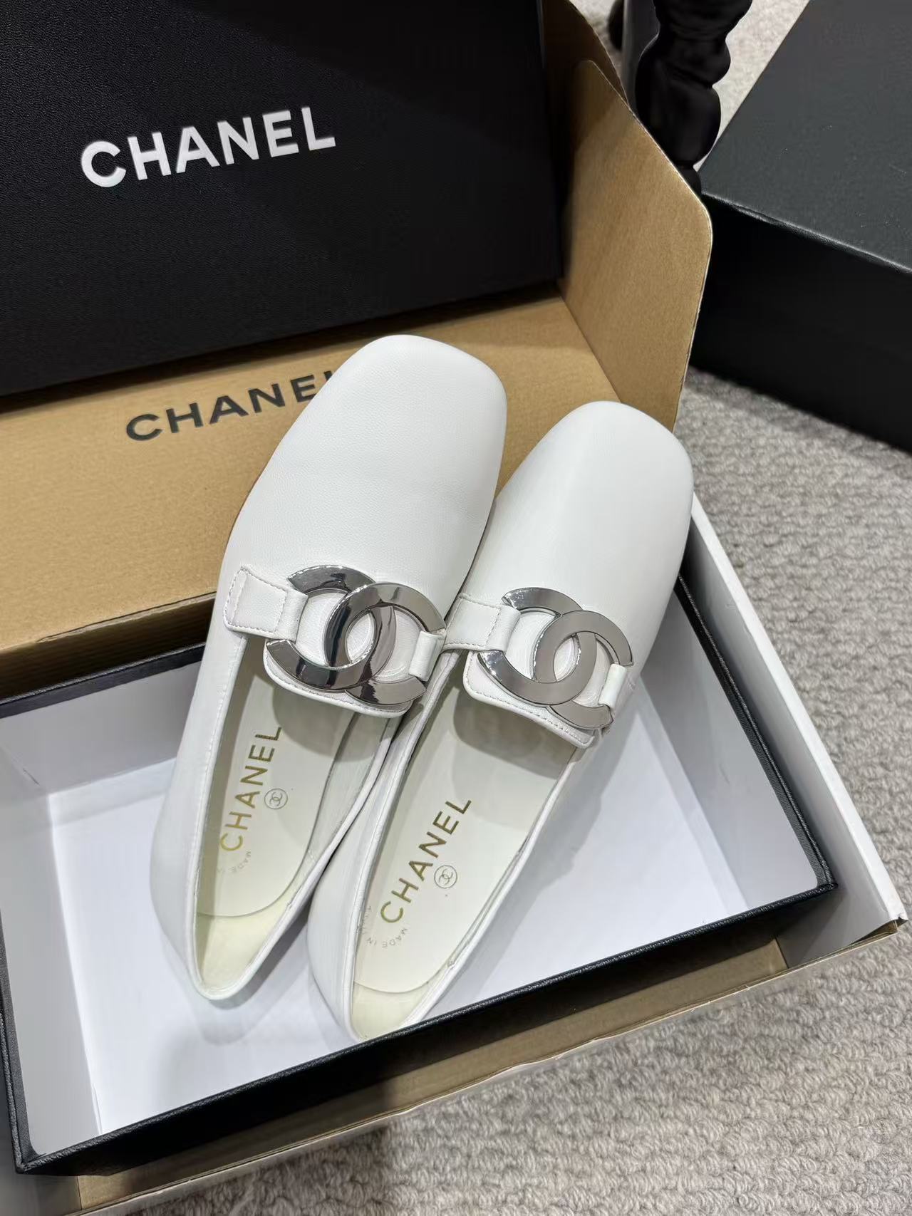 CHANEL ハイクオリティ・ダブルC 牛革フラットシューズ【50％割引+送料無料】