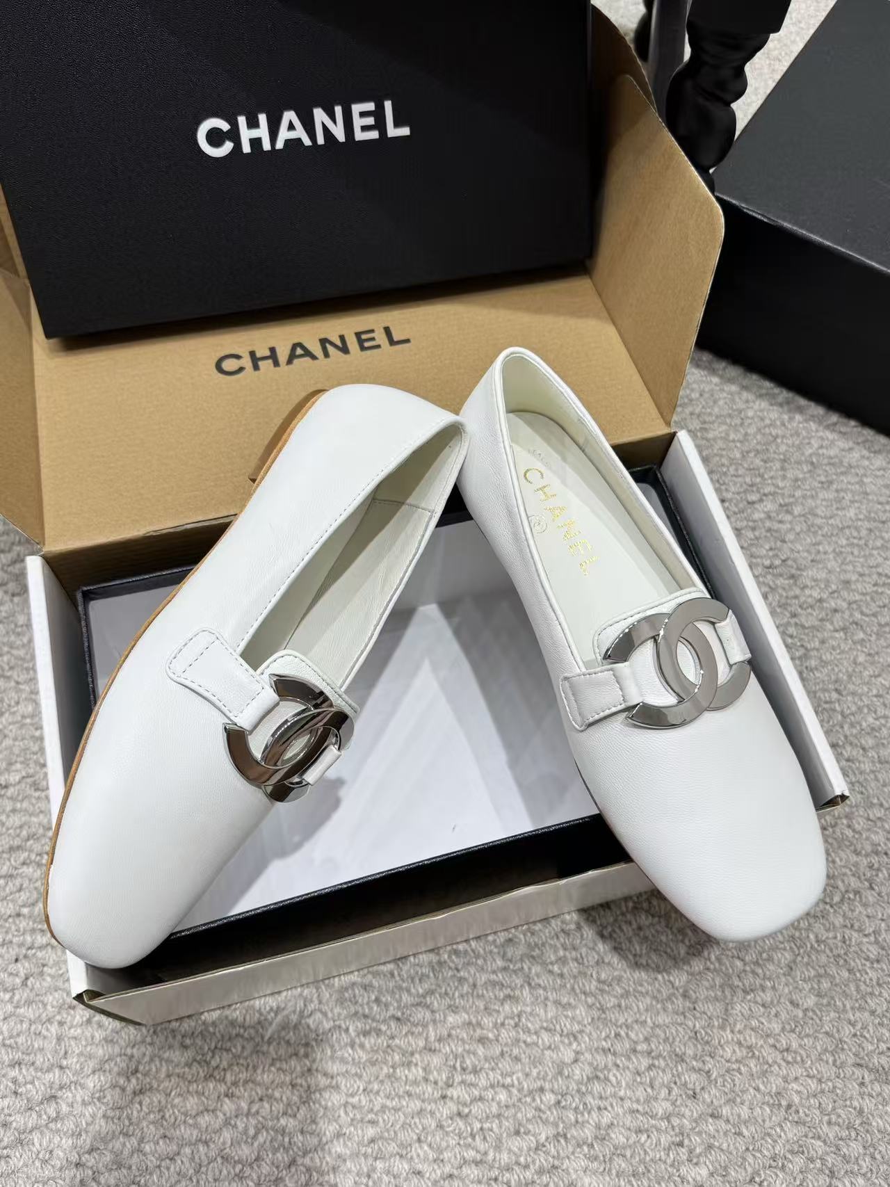 CHANEL ハイクオリティ・ダブルC 牛革フラットシューズ【50％割引+送料無料】