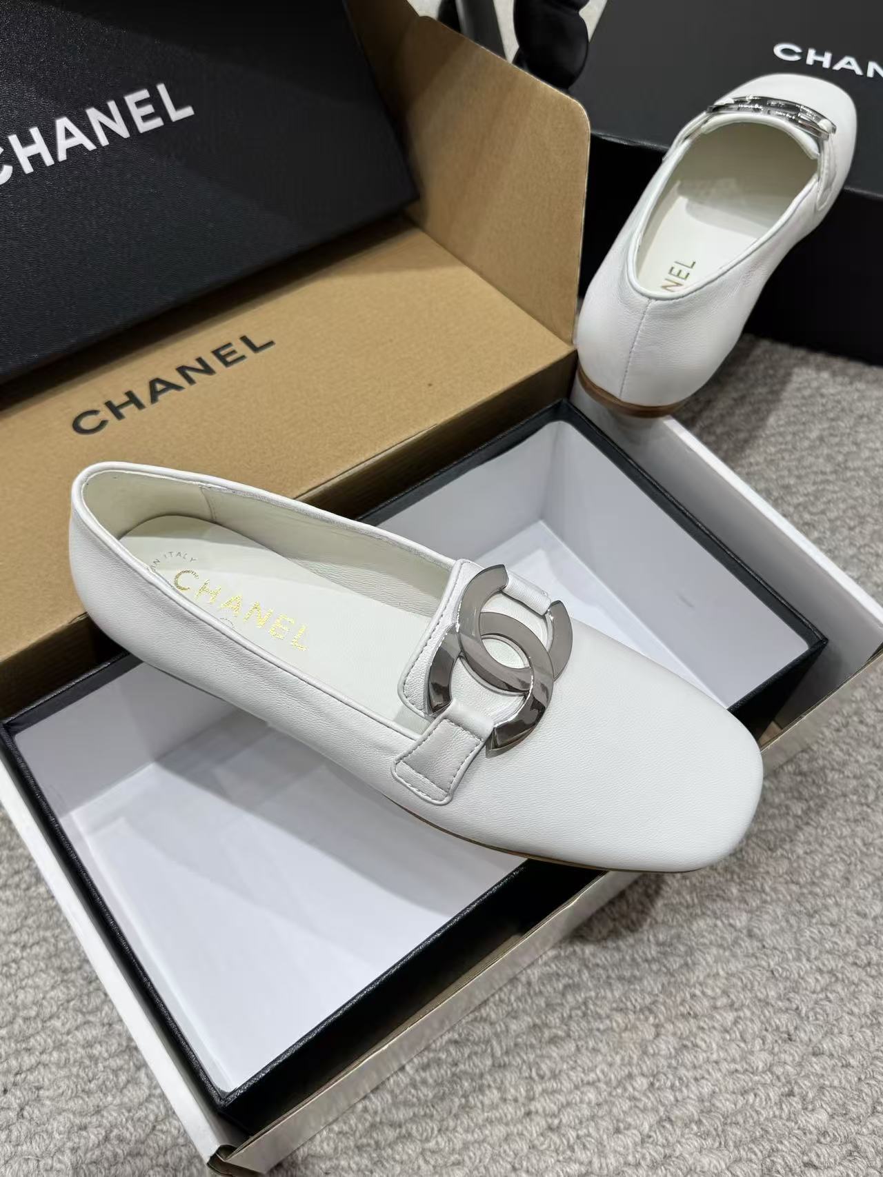 CHANEL ハイクオリティ・ダブルC 牛革フラットシューズ【50％割引+送料無料】