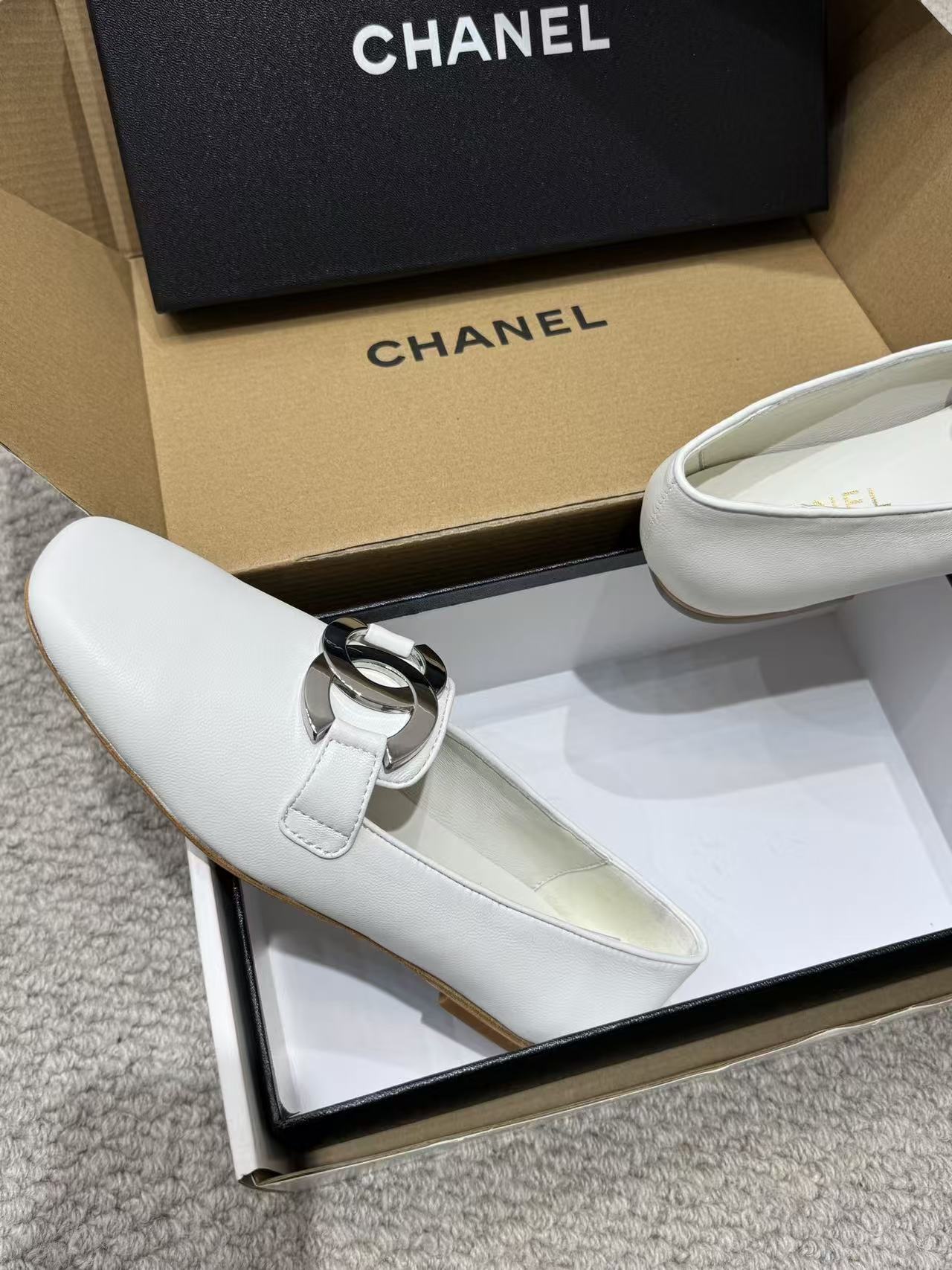 CHANEL ハイクオリティ・ダブルC 牛革フラットシューズ【50％割引+送料無料】
