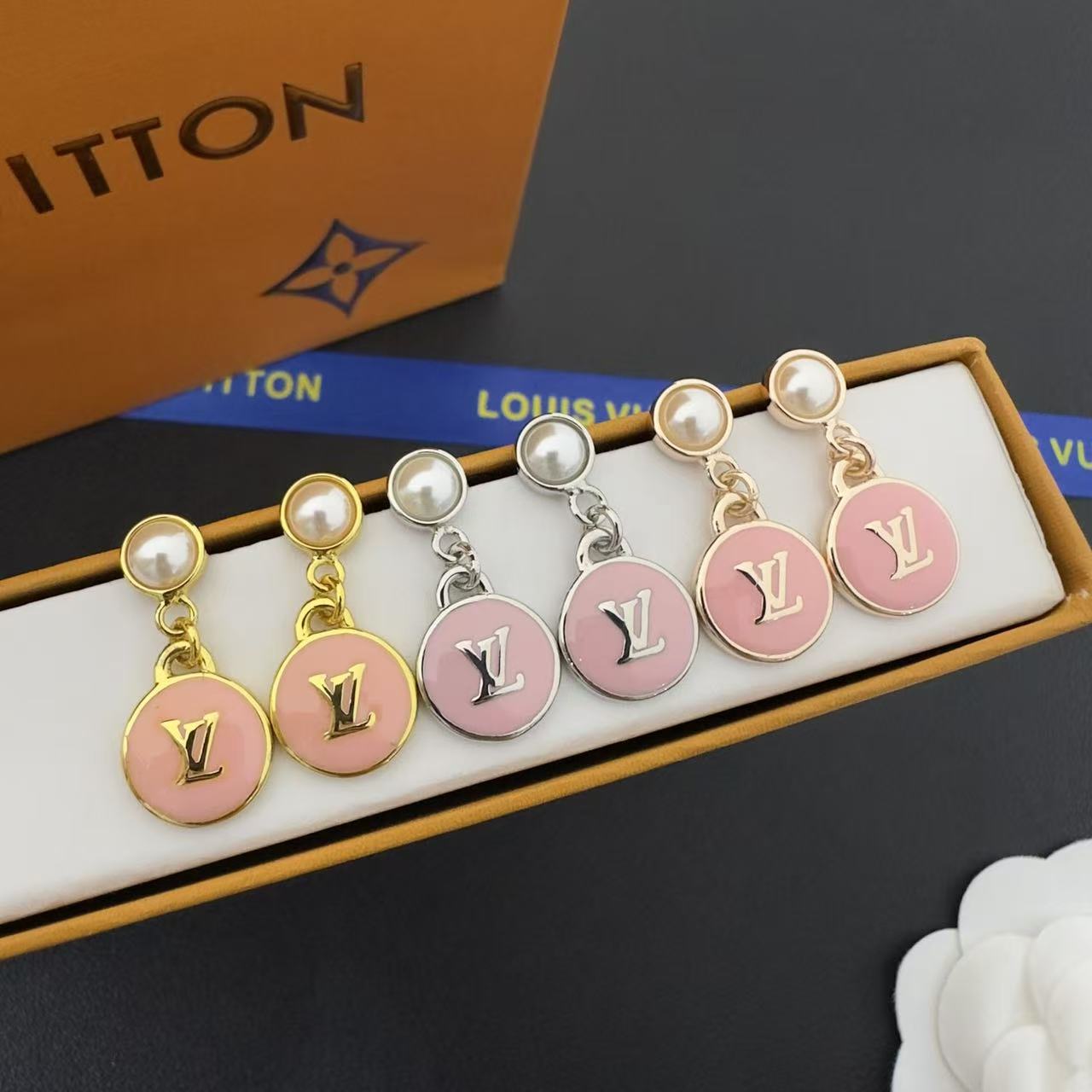 LV パールロゴピアス【50％割引+送料無料】