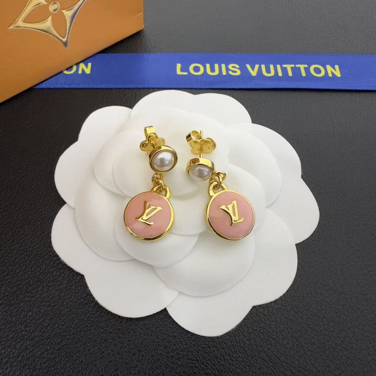 LV パールロゴピアス【50％割引+送料無料】