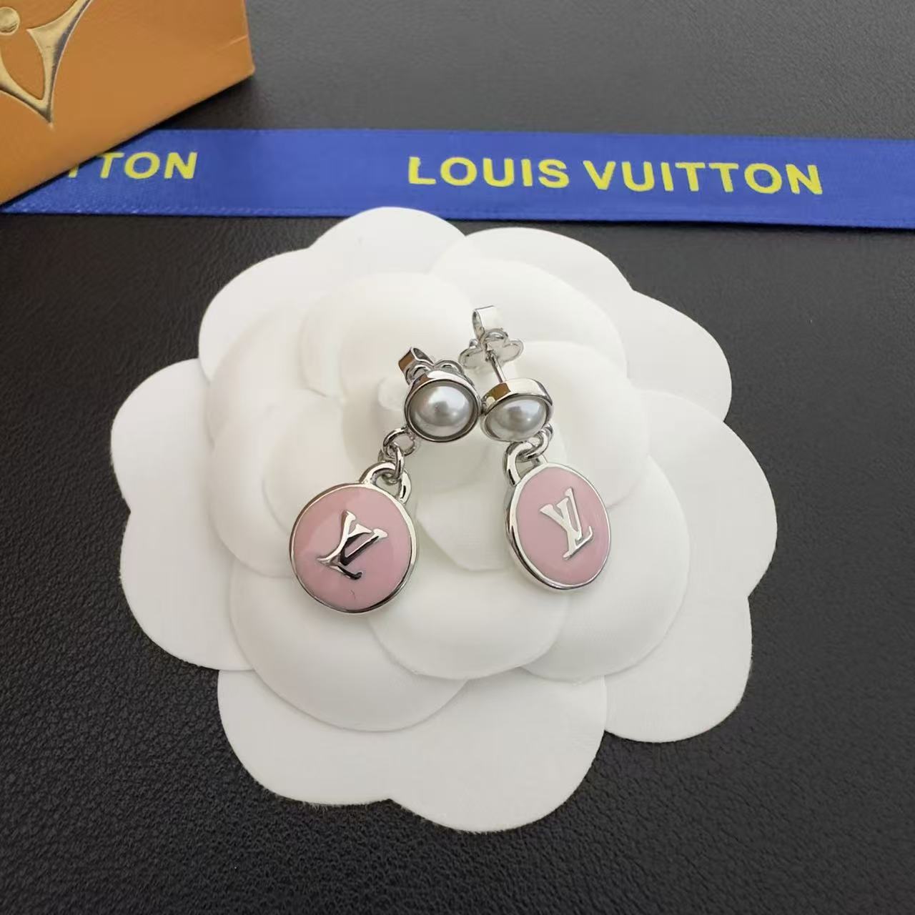 LV パールロゴピアス【50％割引+送料無料】
