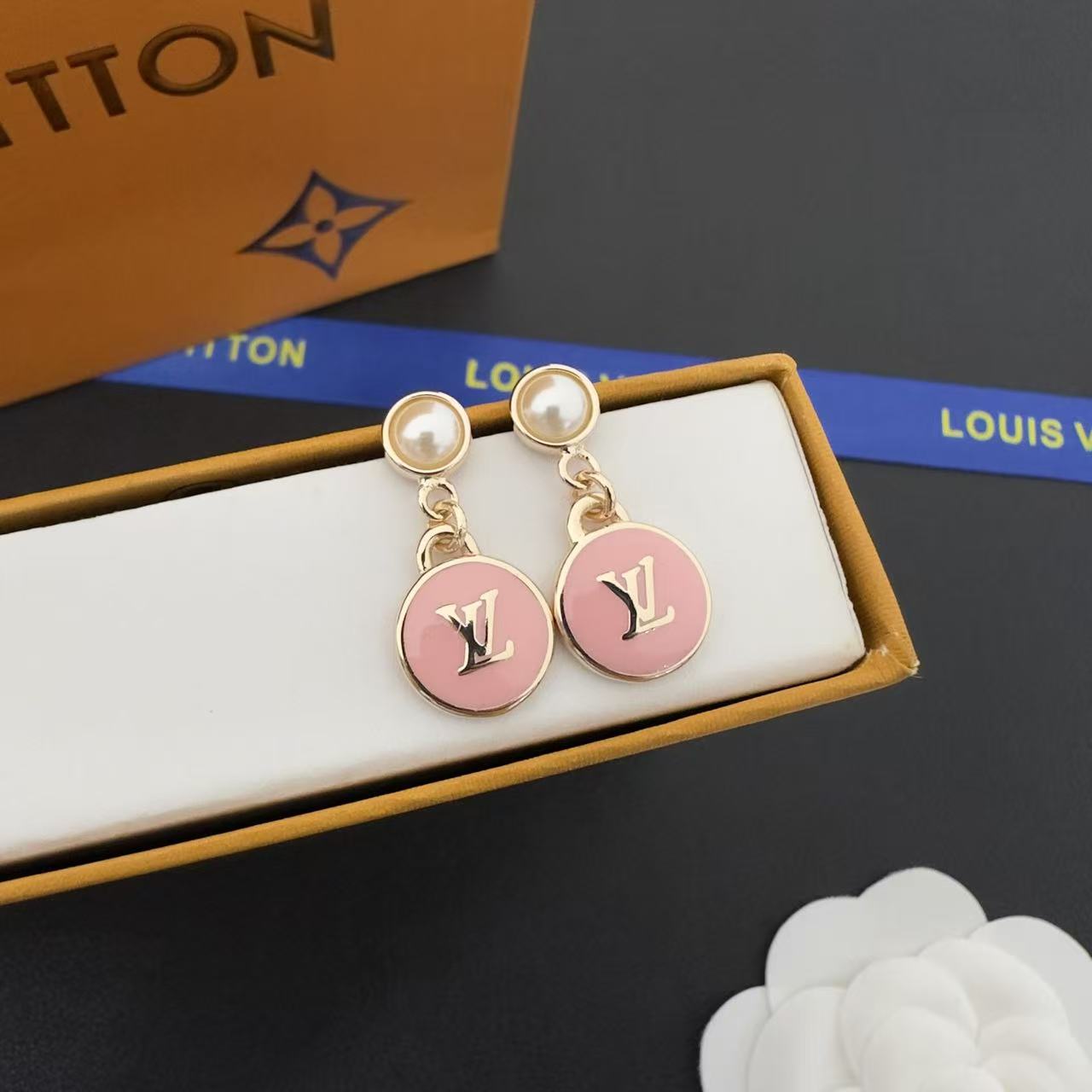LV パールロゴピアス【50％割引+送料無料】