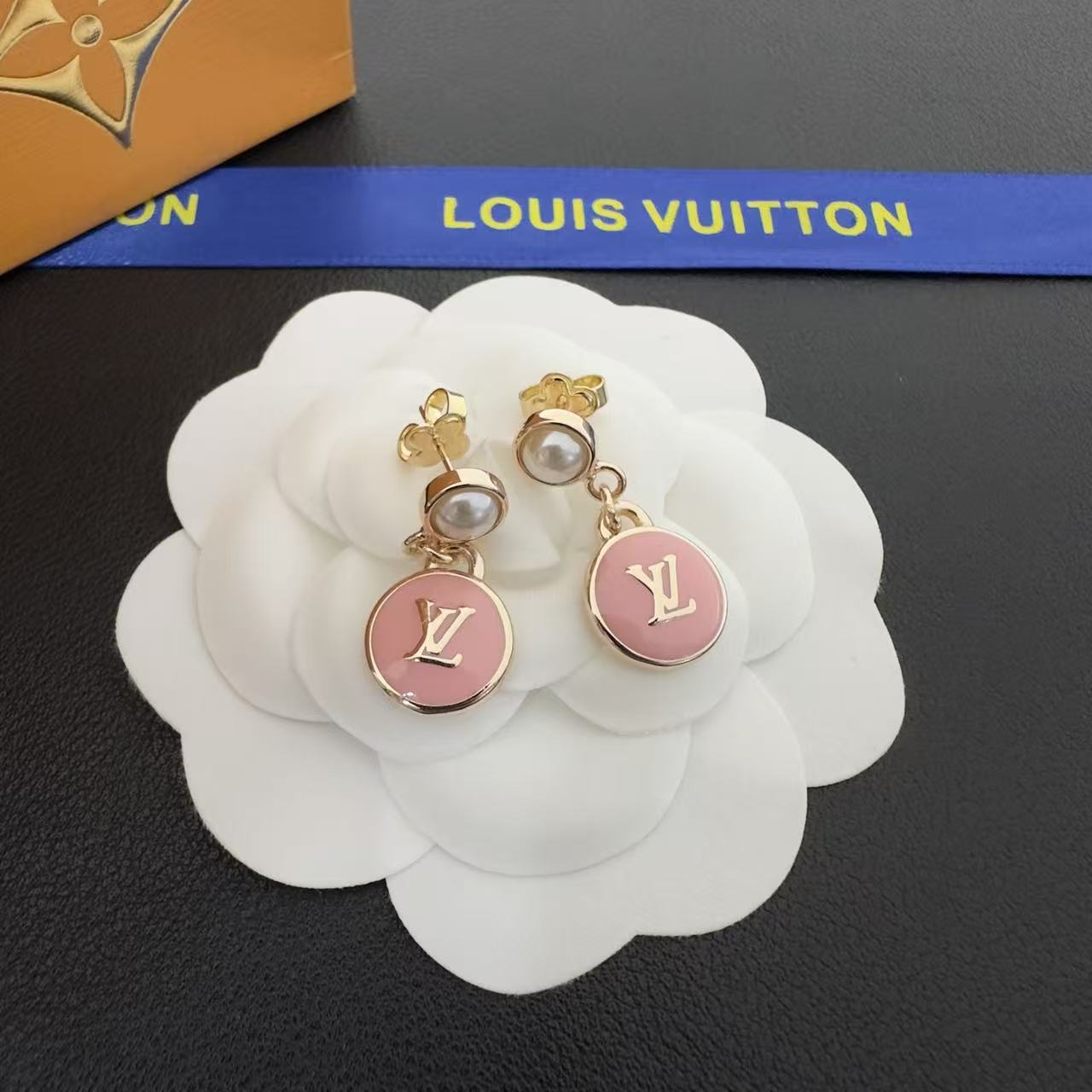 LV パールロゴピアス【50％割引+送料無料】