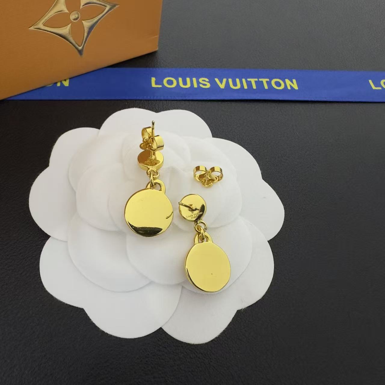 LV パールロゴピアス【50％割引+送料無料】