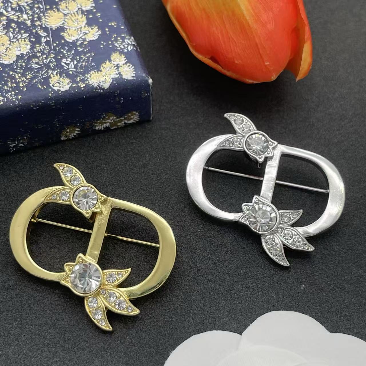 DIOR CDダイヤモンドブローチ【50％割引+送料無料】