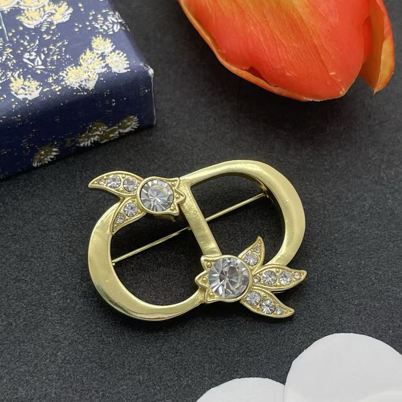 DIOR CDダイヤモンドブローチ【50％割引+送料無料】
