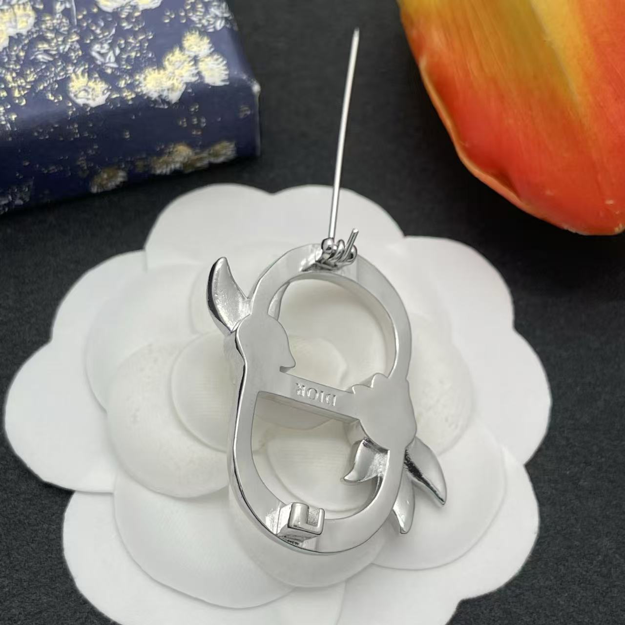 DIOR CDダイヤモンドブローチ【50％割引+送料無料】