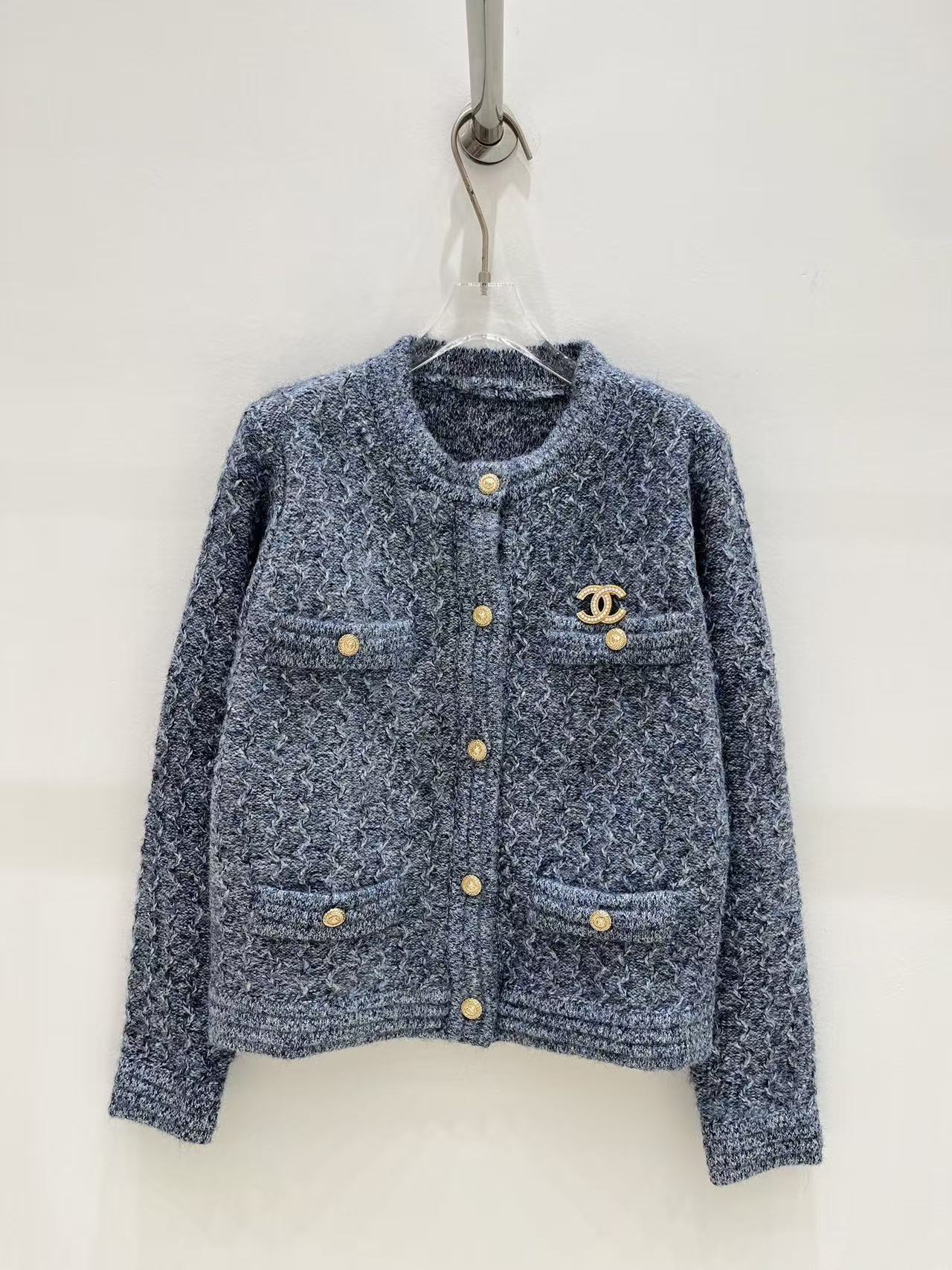 CHANEL ブローチ＆メタルバックル付きウールカーディガン【50％割引+送料無料】