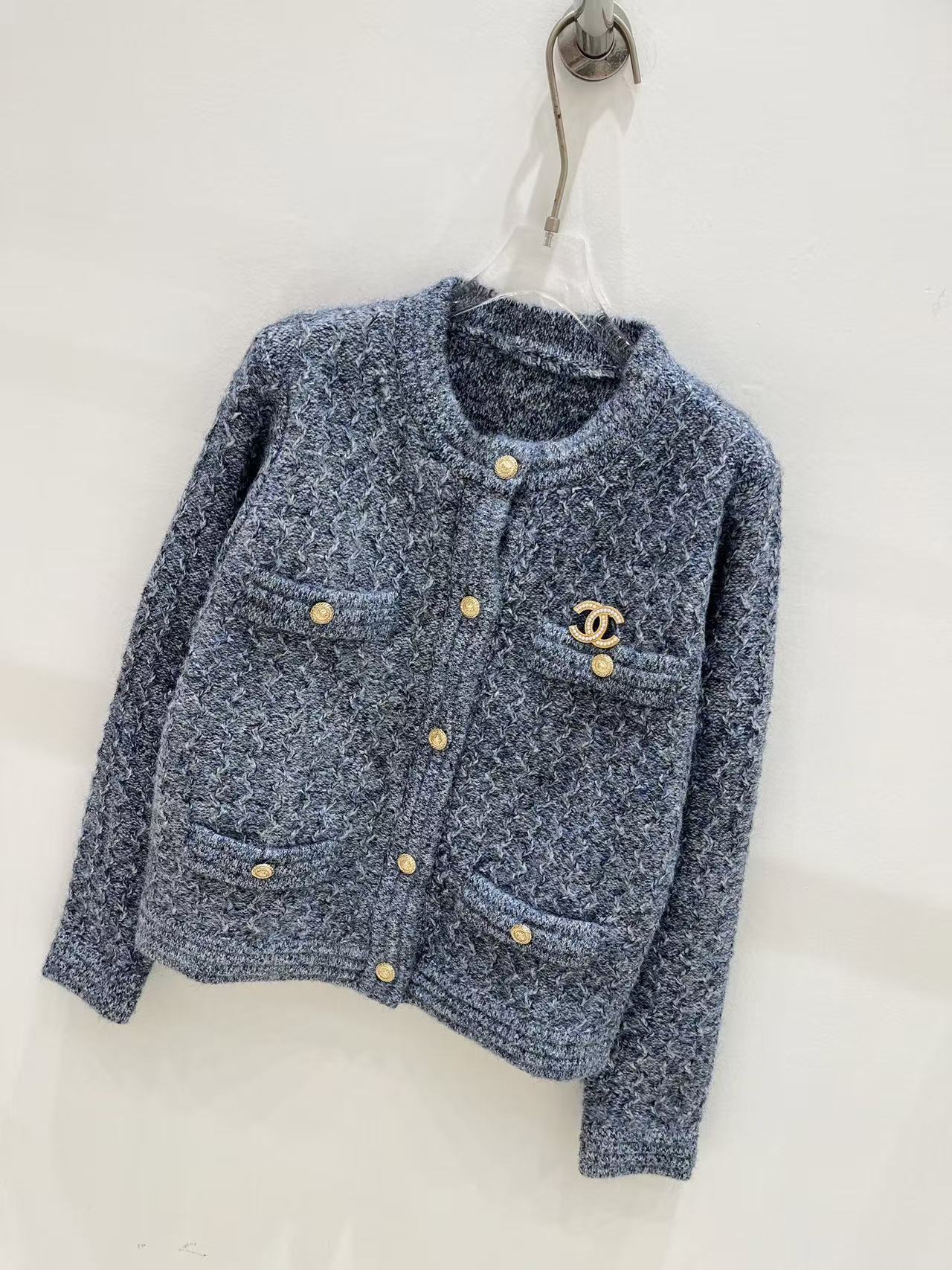 CHANEL ブローチ＆メタルバックル付きウールカーディガン【50％割引+送料無料】